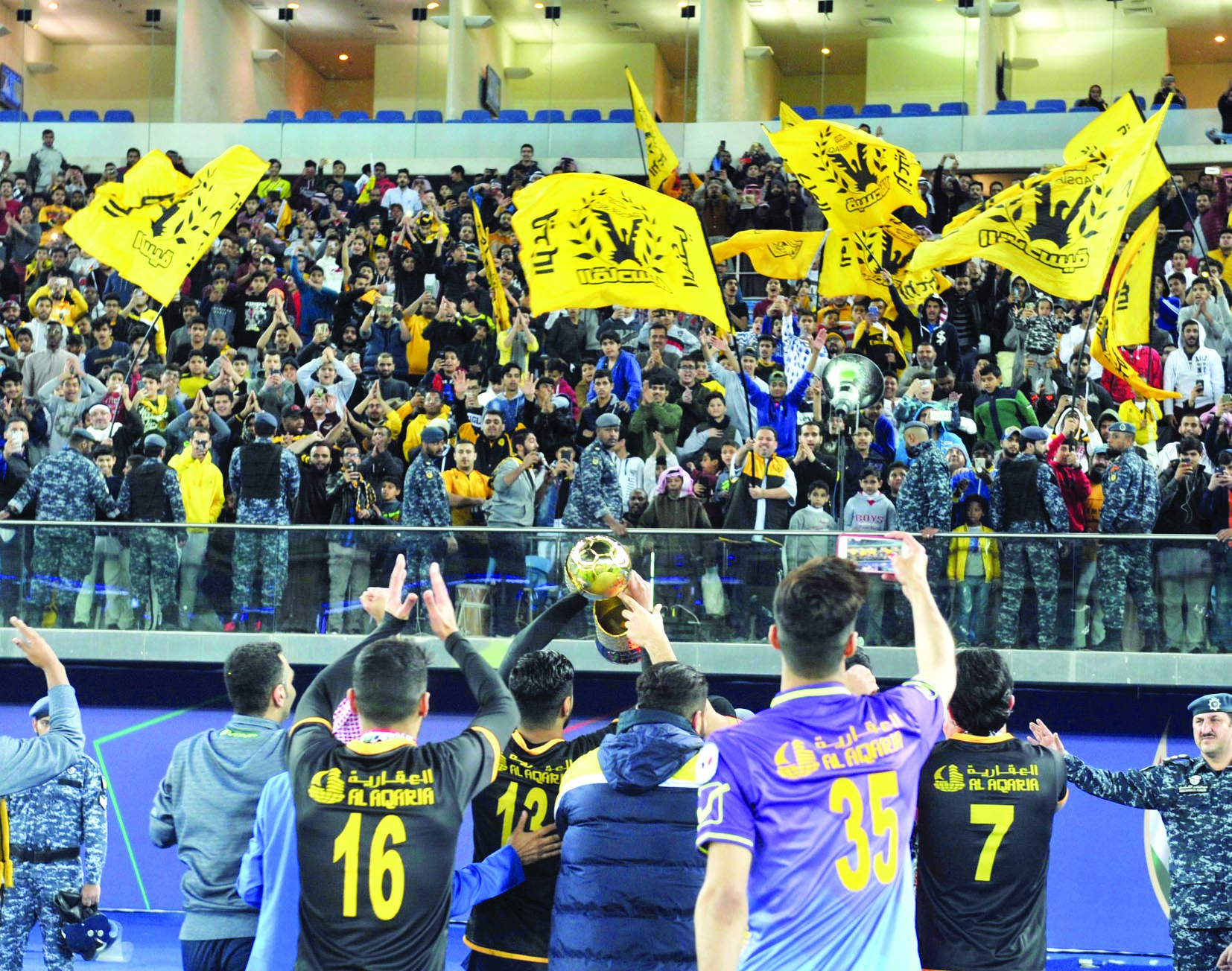 لاعبو القادسية يحتفلون بالكأس مع الجماهير  