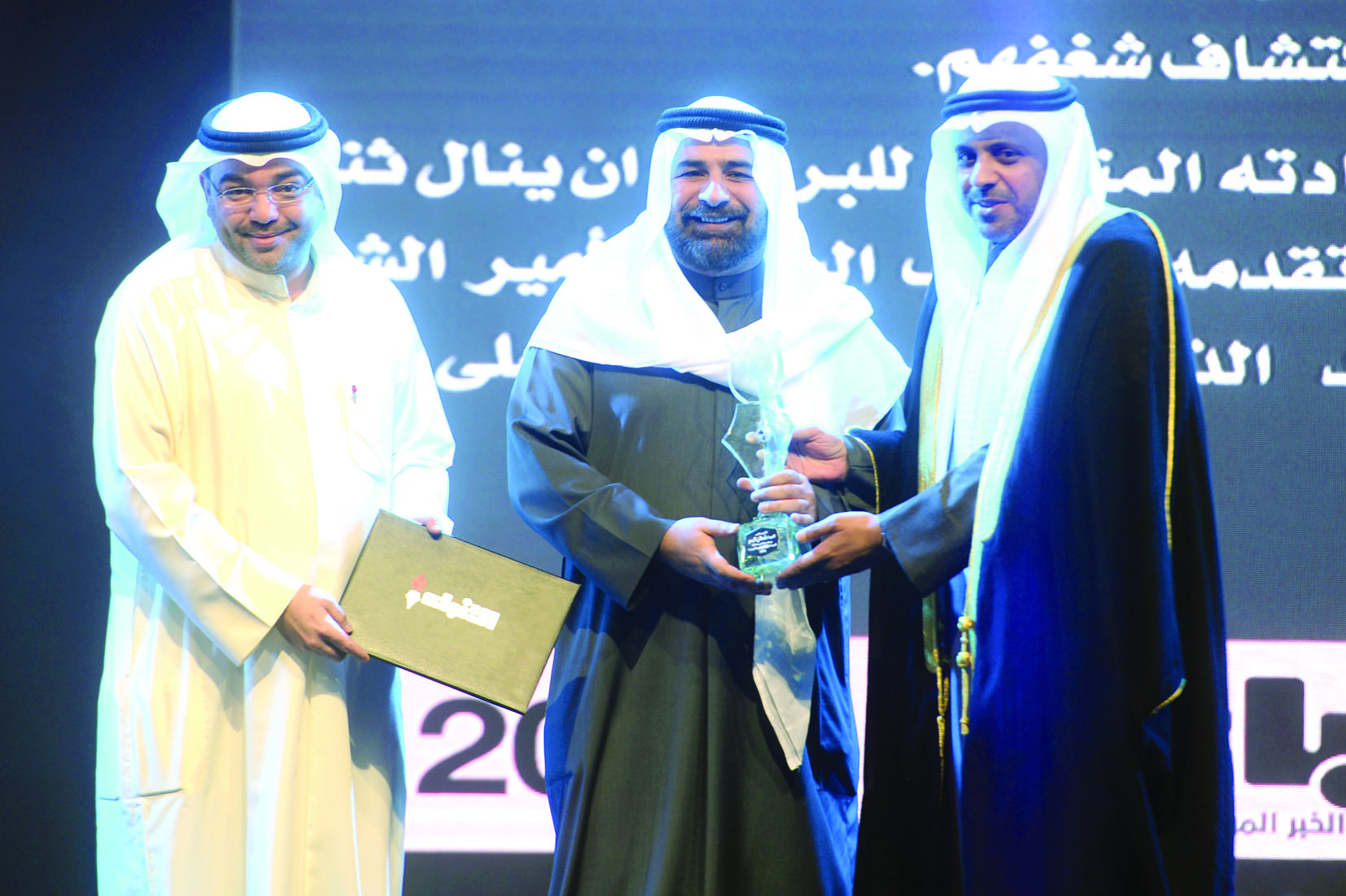 شملان البحر متسلماً تكريمه