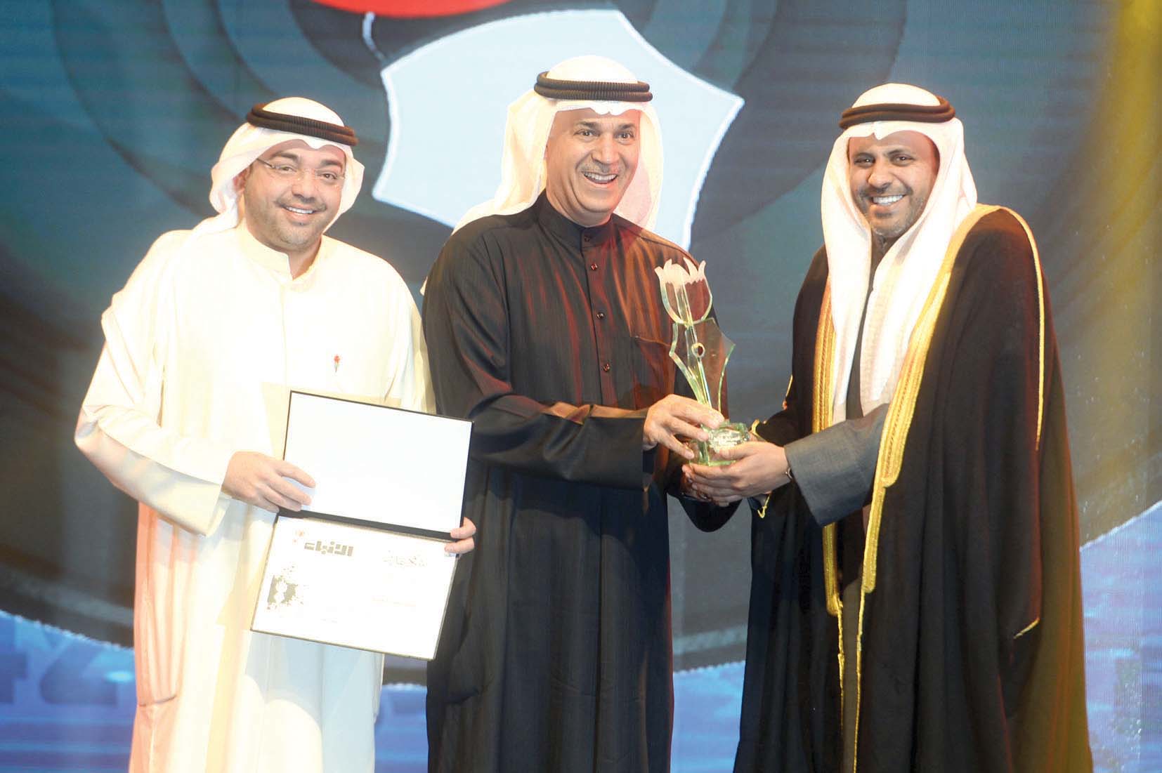 الوزير الجبري مكرّماً علي اليوحة