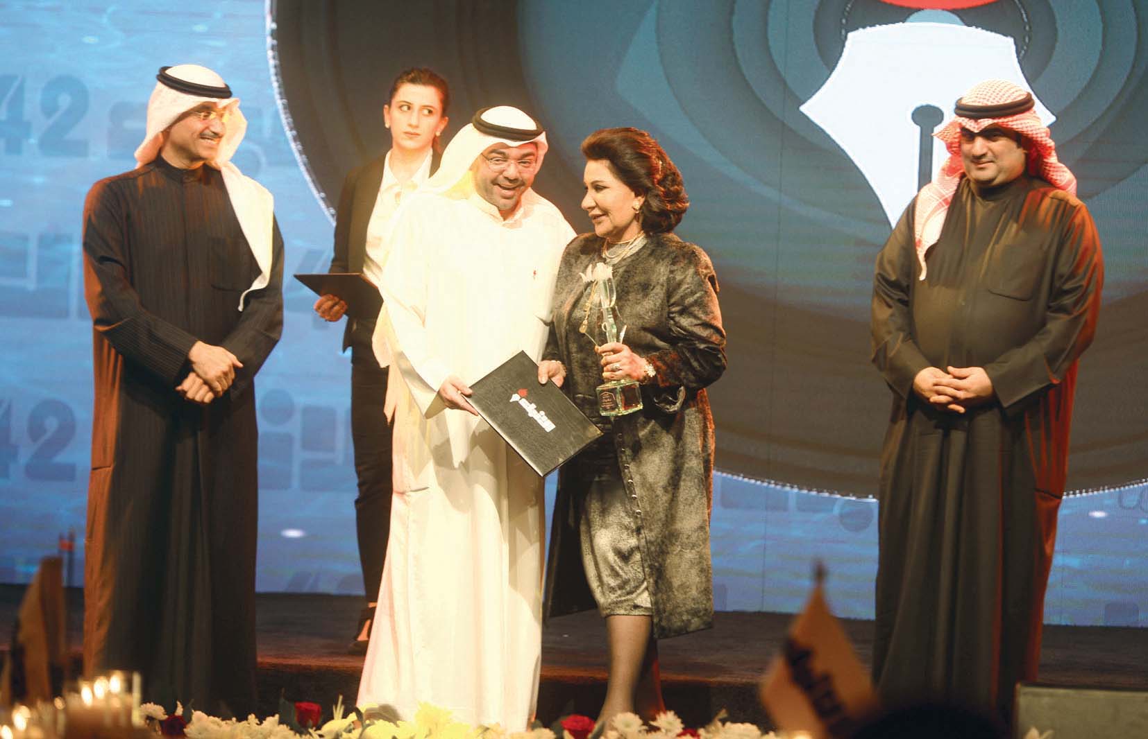 سعاد عبدالله تتسلم تكريمها من المرزوق بحضور الروضان والمزرم