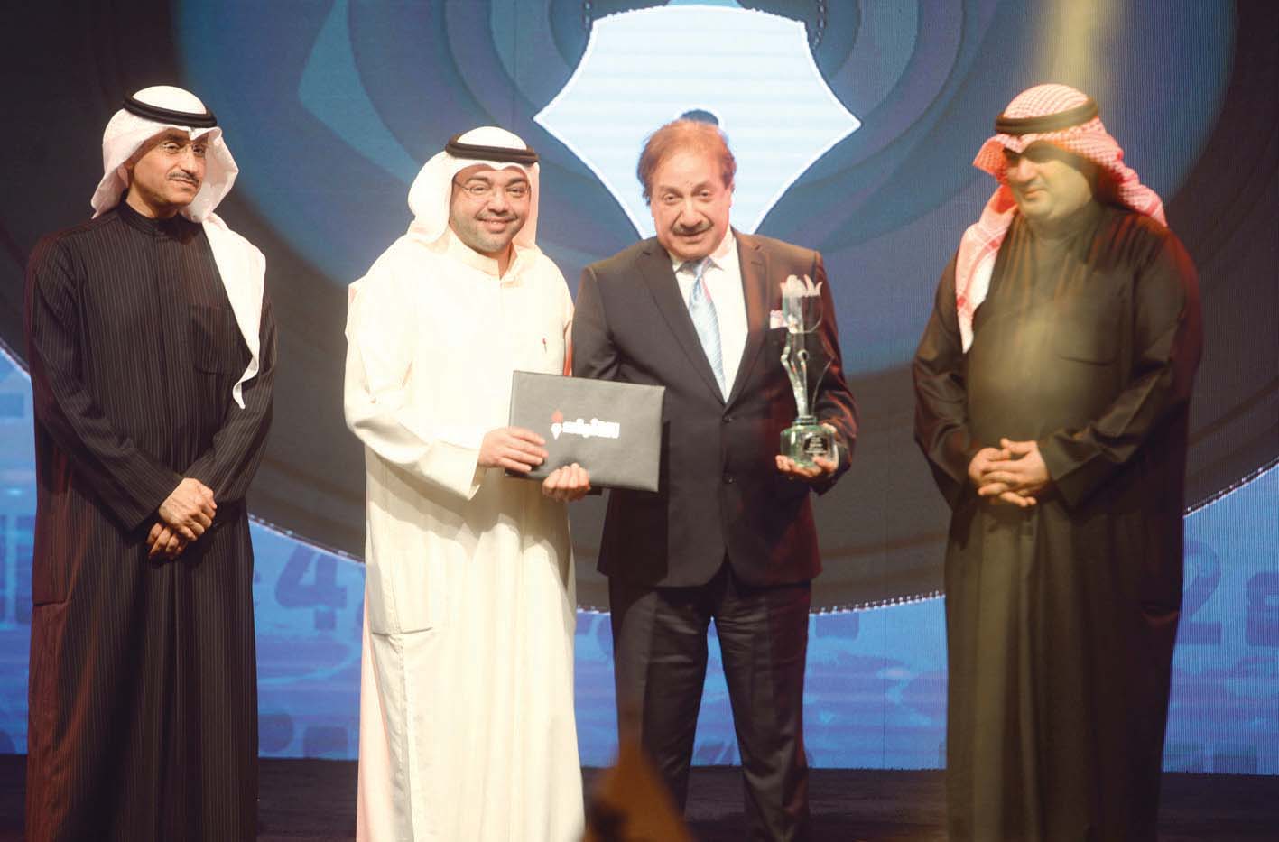 ... وتكريم محمد المنصور