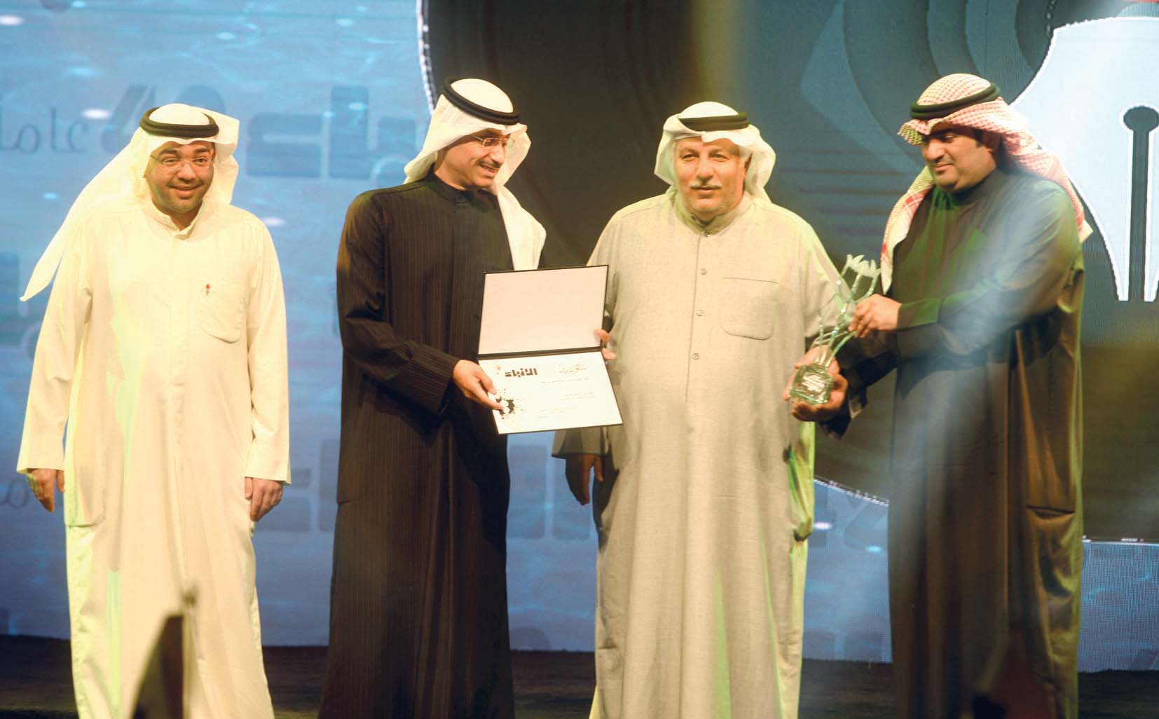 حسن السلمان يتسلّم تكريم الراحل عبدالحسين عبدالرضا