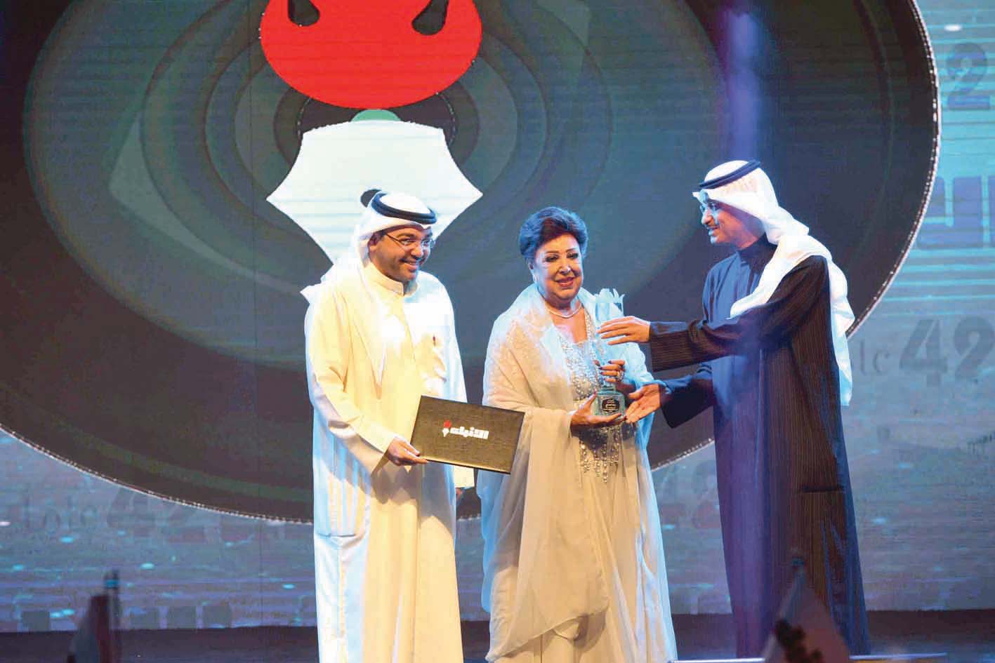 رجاء الجداوي تتسلم تكريمها