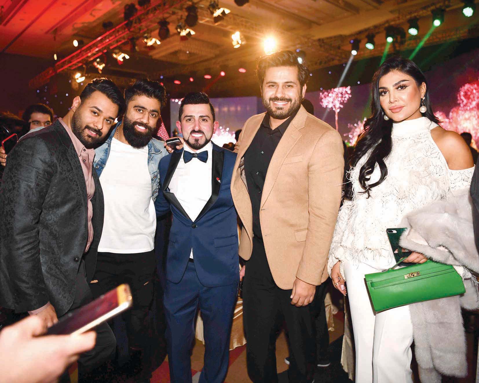 محمد الحسيني متوسطاً أمل العوضي وعبدالله بوشهري وخالد بوصخر وفهد العليوة