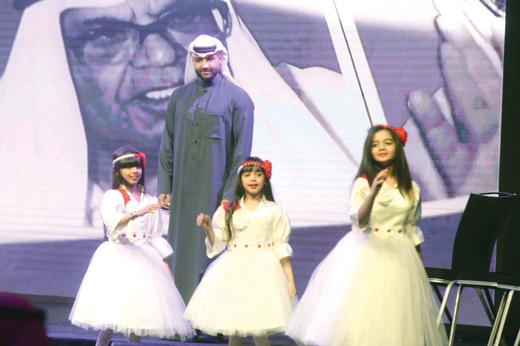 إبراهيم دشتي برفقة «فراشات» خلال تقديم أغنيته