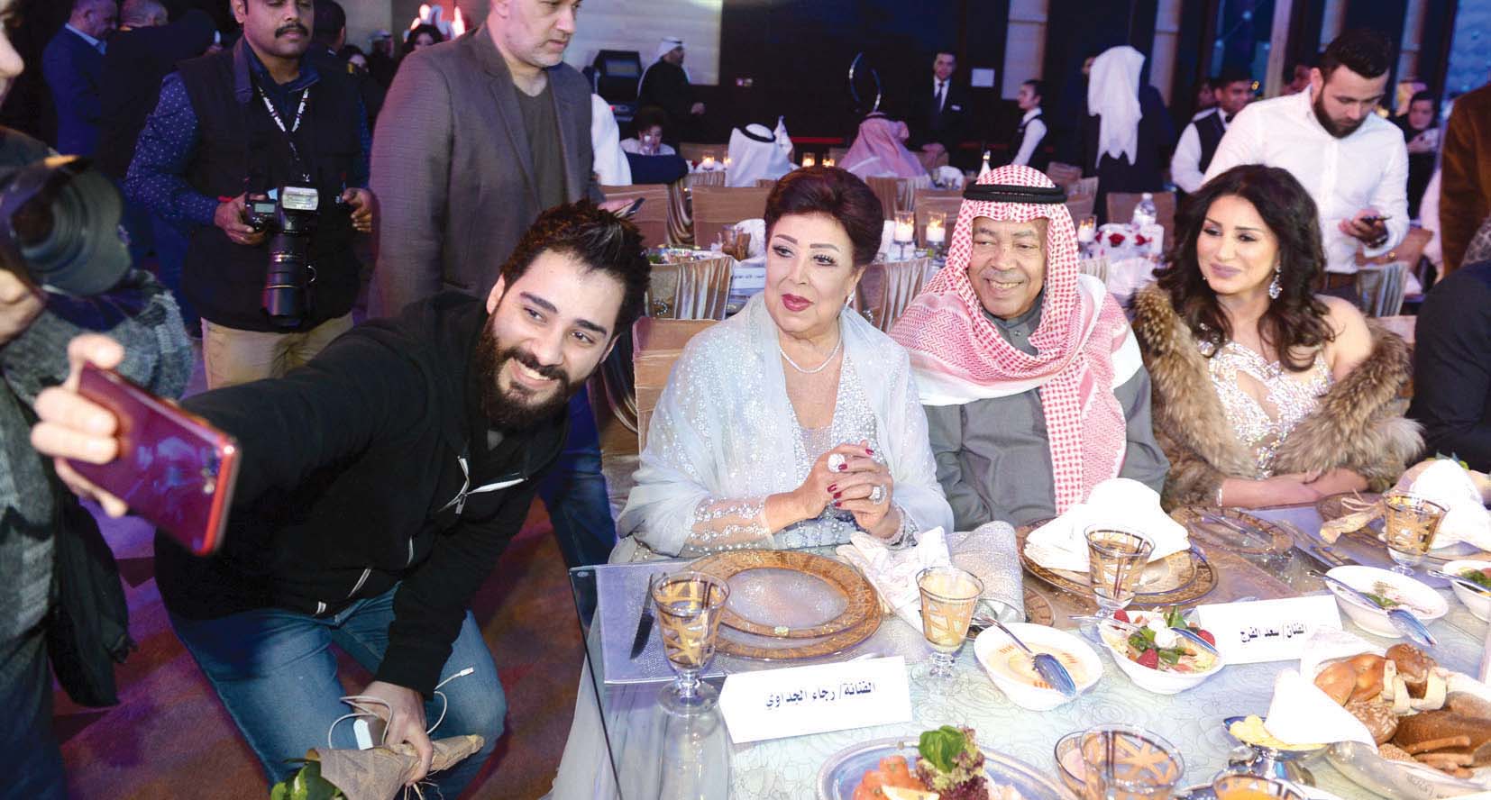 الزميل علاء محمود ملتقطاً «سيلفي» مع رجاء الجداوي وسعد الفرج ووفاء عامر