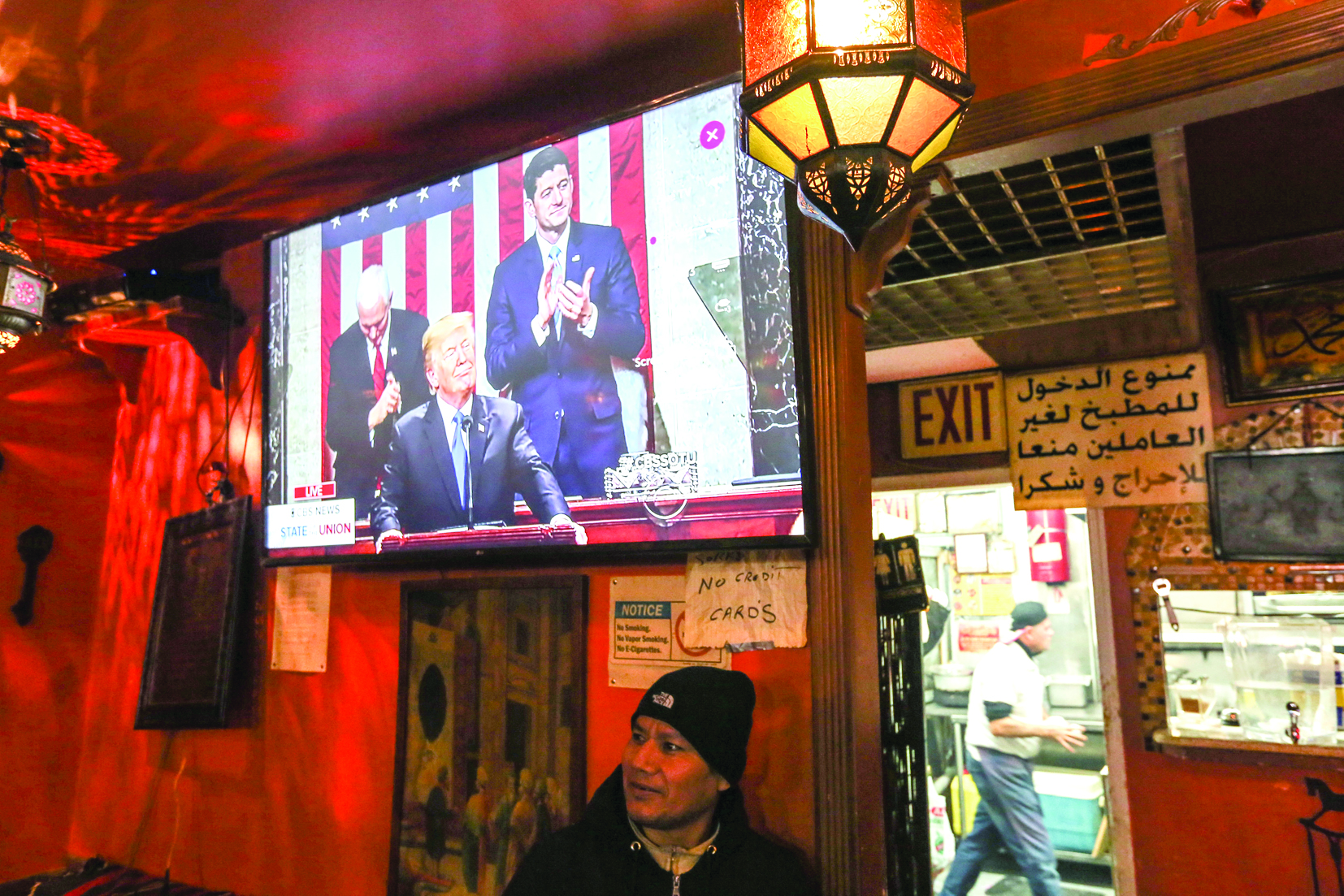 بث مباشر لخطاب ترامب في أحد المقاهي العربية في بروكلين بنيويورك  	  (رويترز)