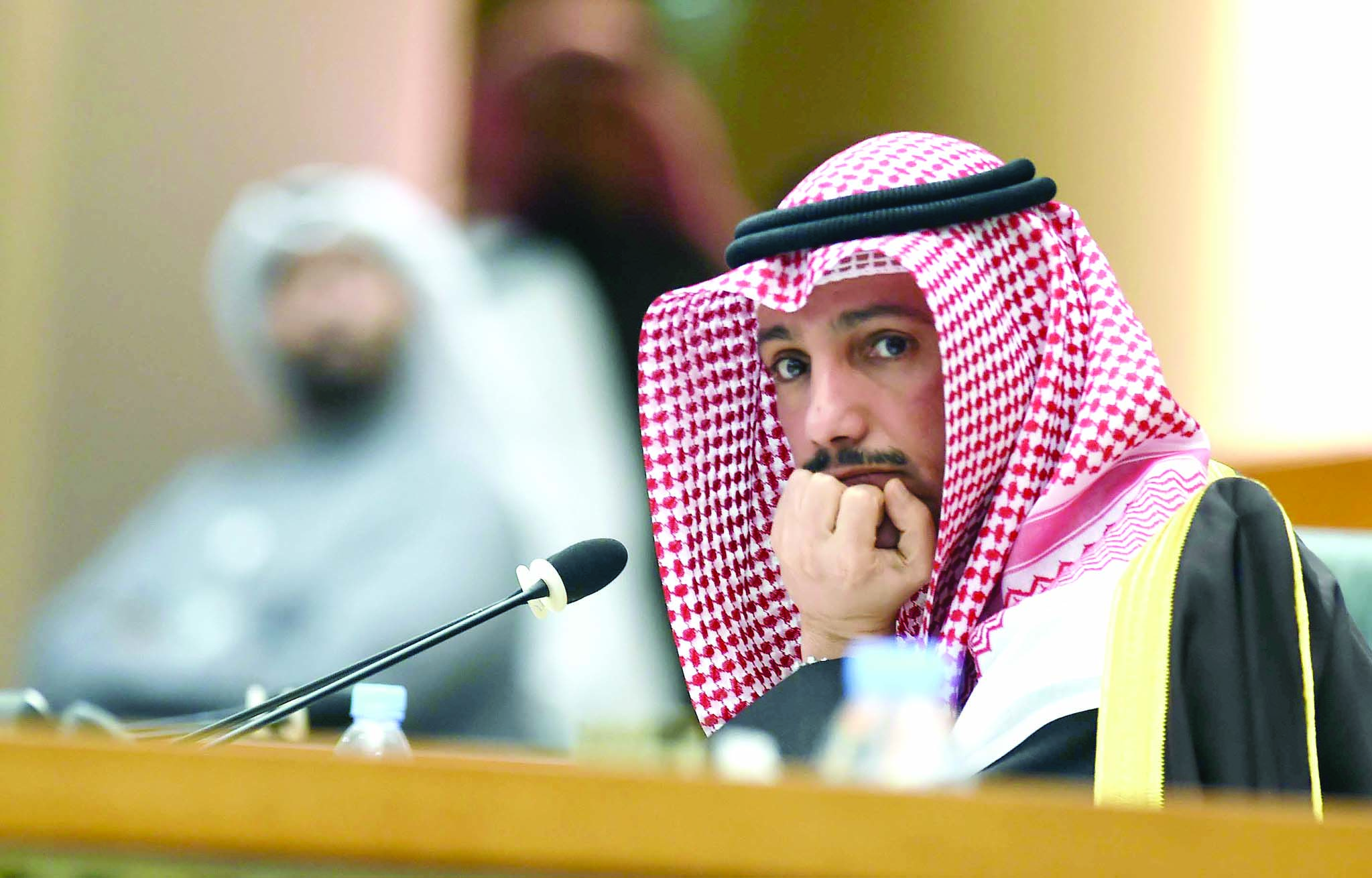 الغانم يتابع حديث المؤيدين والمعارضين قبل التصويت	 (تصوير أسعد عبدالله)