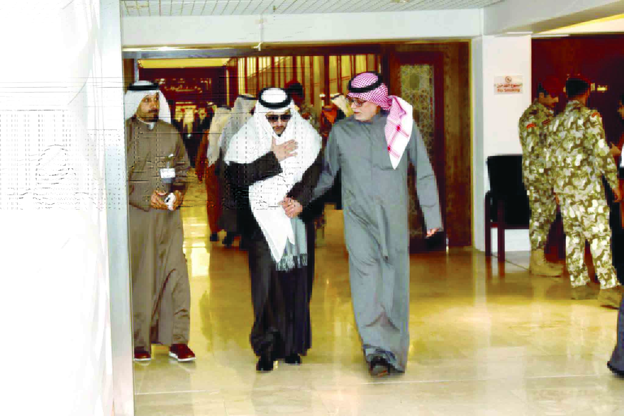 الفضل لدى خروجه من المجلس بمساعدة خورشيد