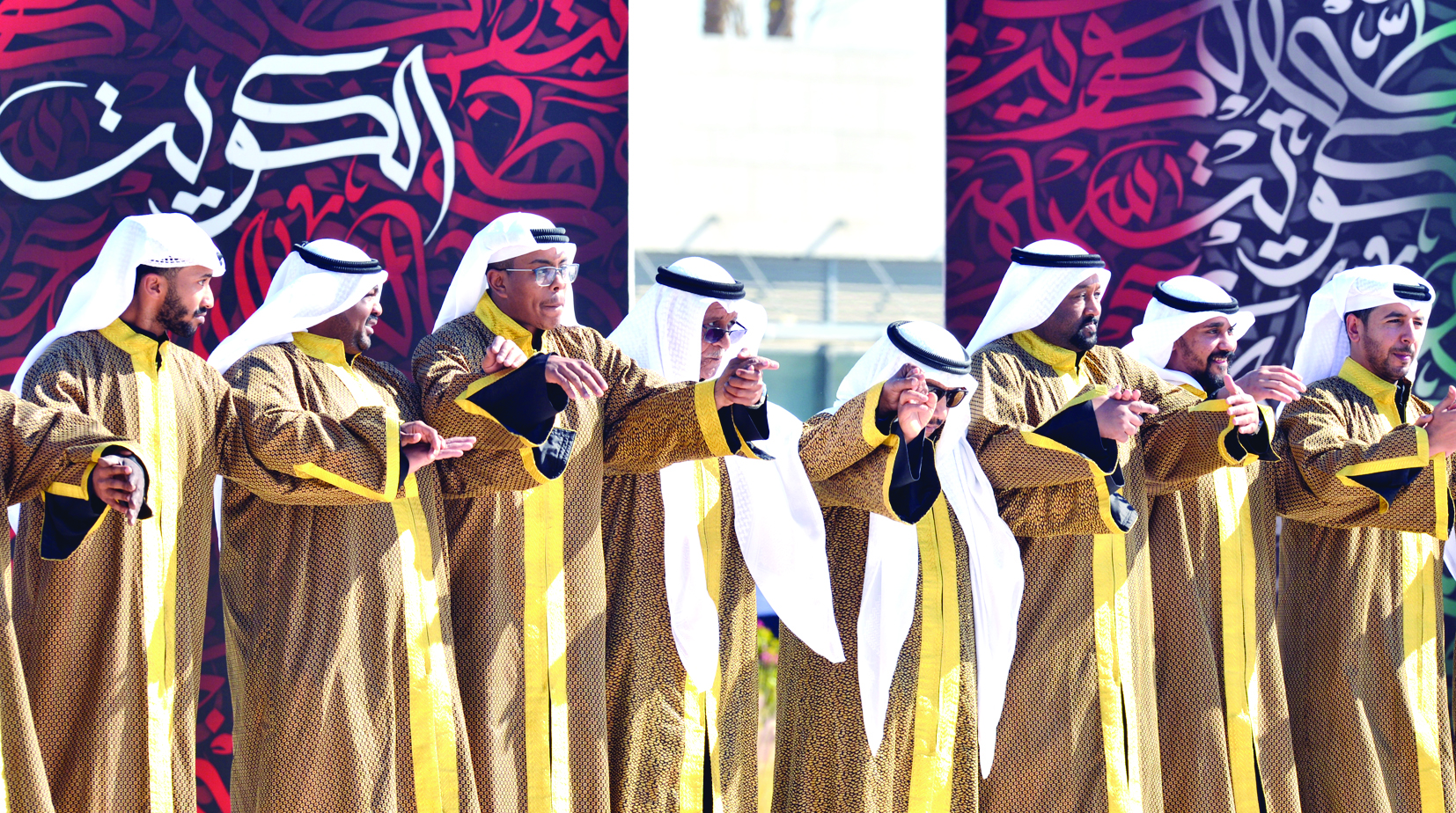 فرقة معيوف مجلي تؤدي العرضة 		