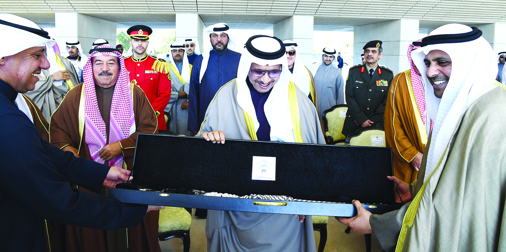 هدية للمبارك من وزير الإعلام