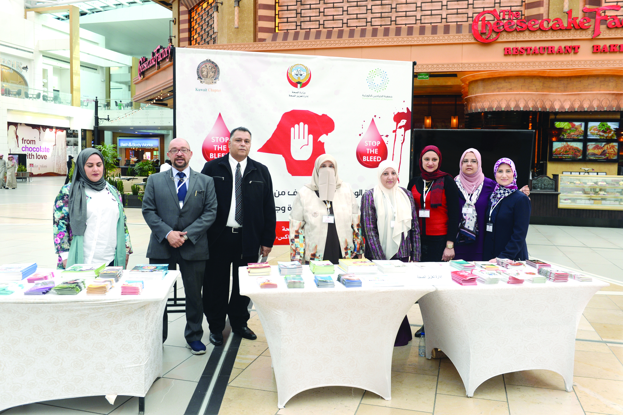 البحوه خلال جولة بالمعرض 	(تصوير زكريا عطية)