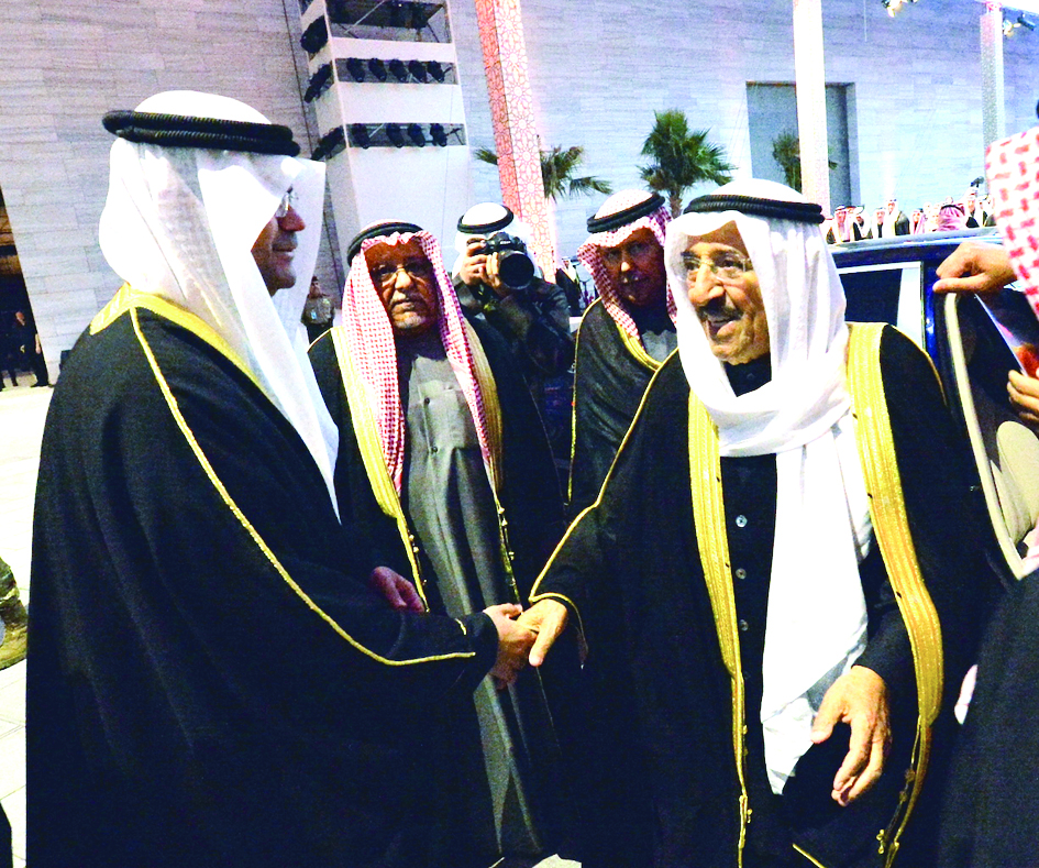 صاحب السمو لدى وصوله إلى المركز وفي استقباله الجراح وإسحق