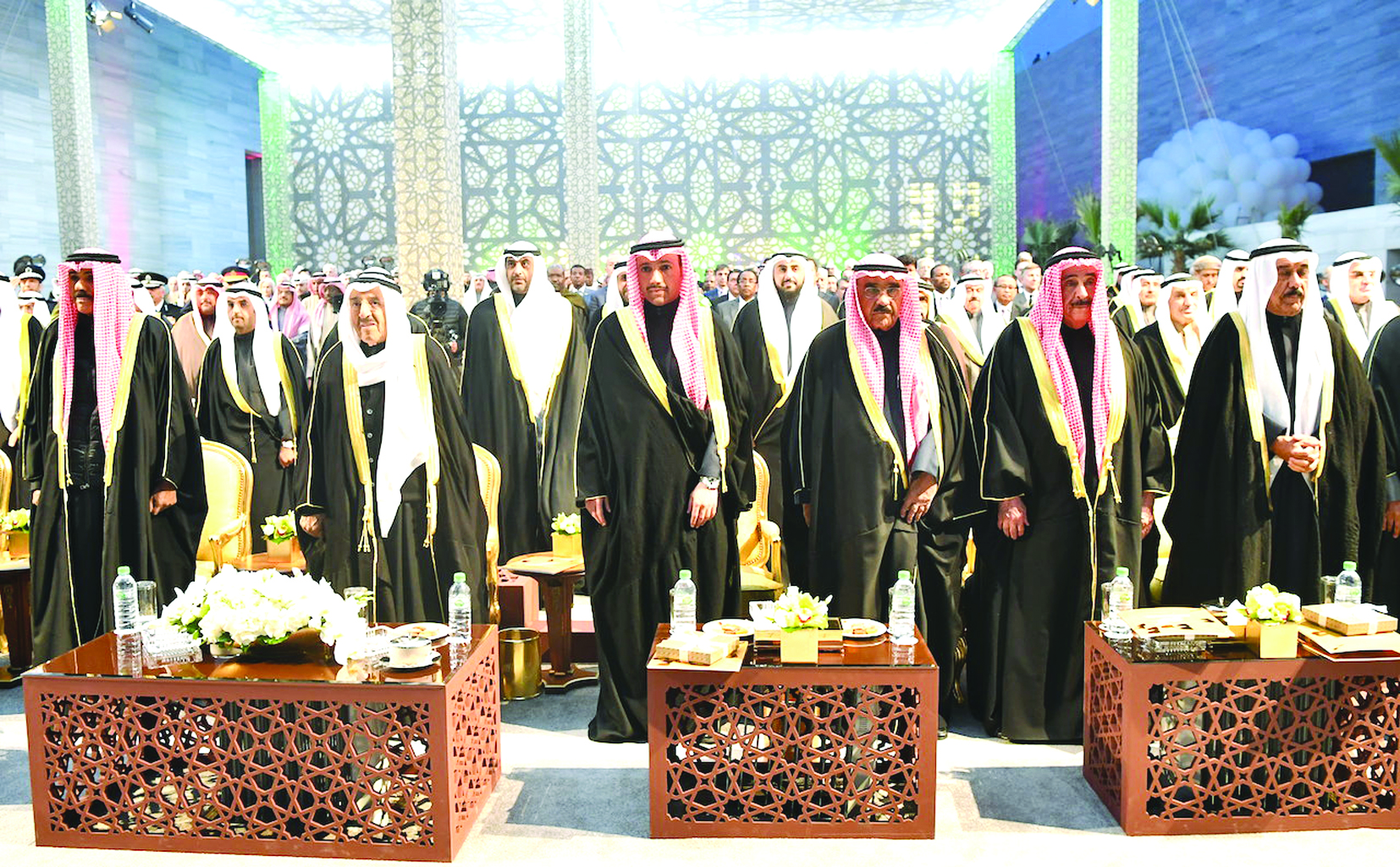 سموه متوسطا ولي العهد والغانم وكبار الحضور لدى بدء الحفل