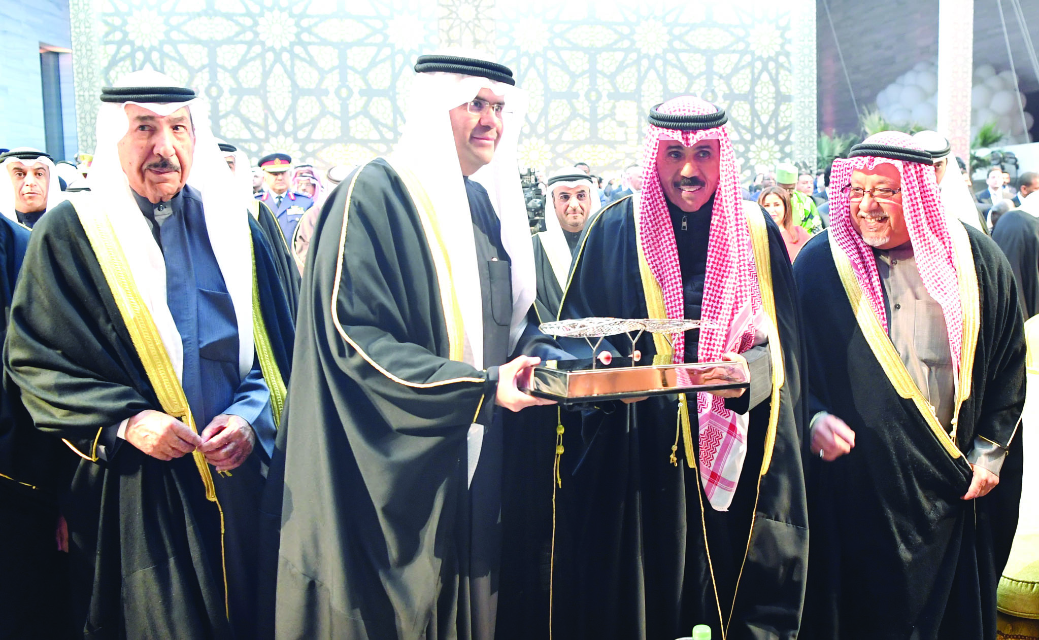 إسحق يقدم هدية إلى سمو ولي العهد