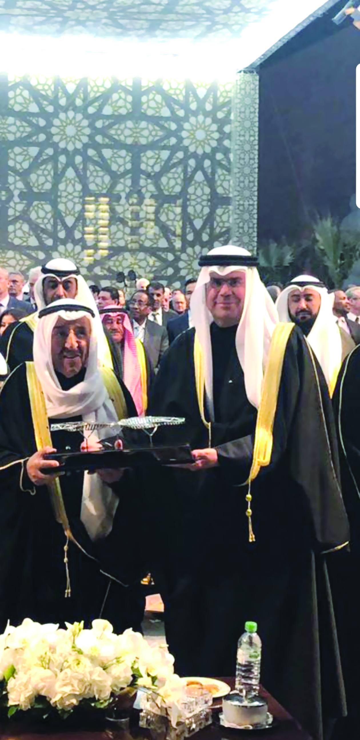 صاحب السمو متسلماً هدية تذكارية من اسحق