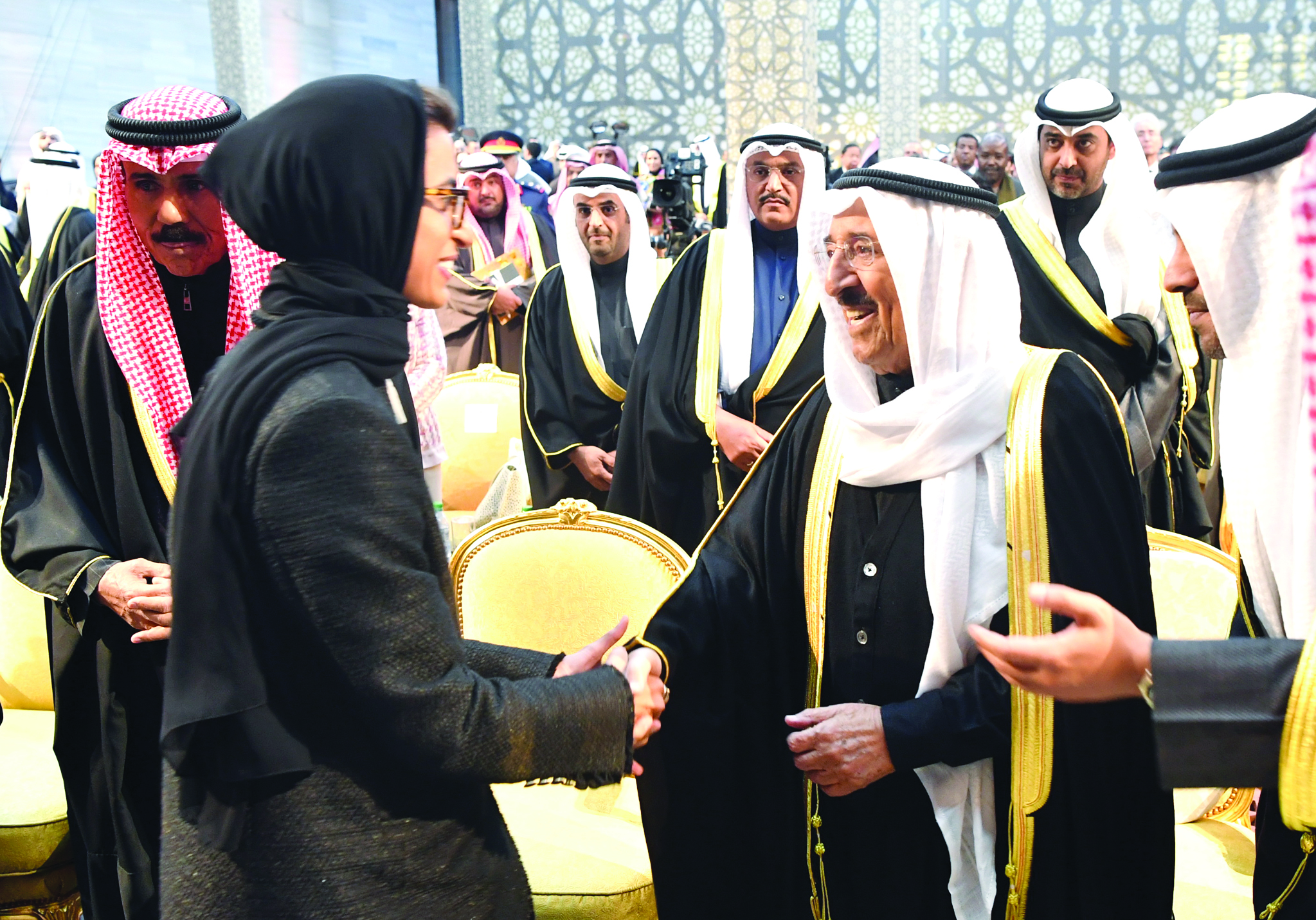 الأمير مصافحاً وزيرة الثقافة الاماراتية