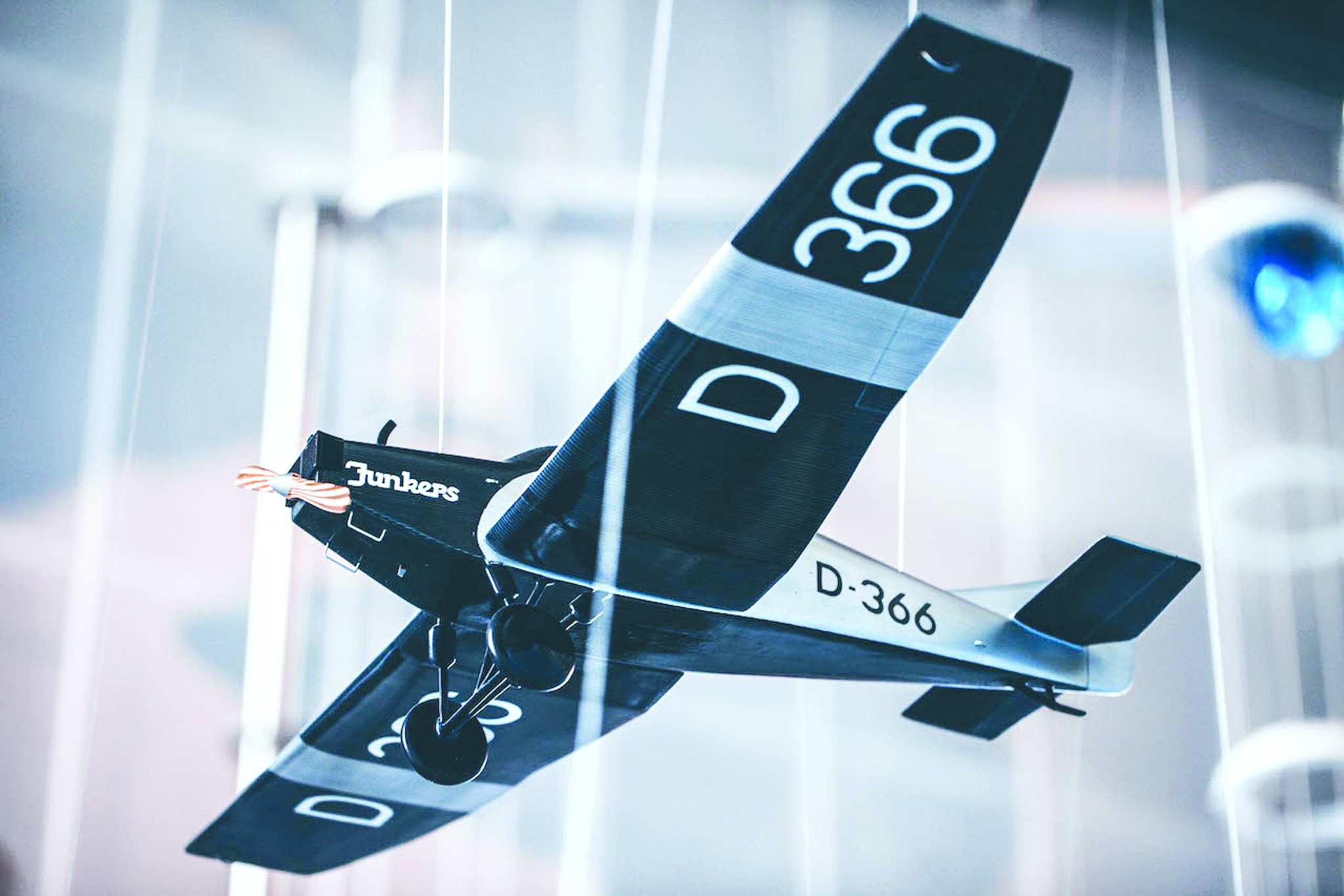 طائرة قديمة