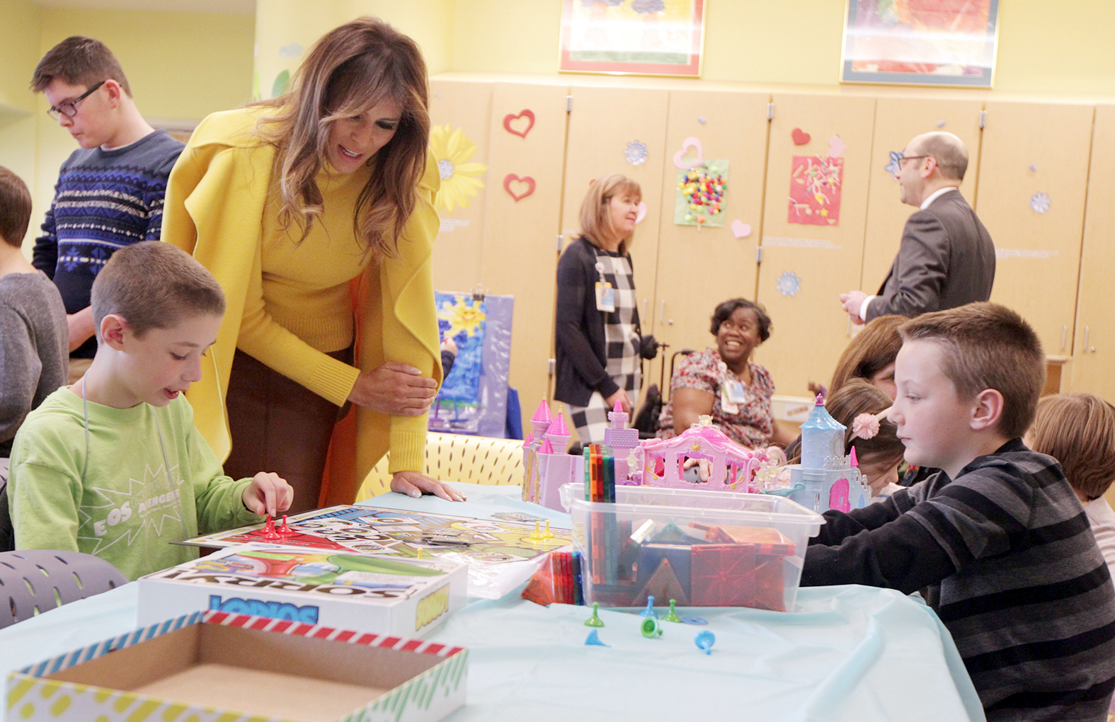 u0645u064au0644u0627u0646u064au0627 u062au0631u0627u0645u0628 u0632u0648u062cu0629 u0627u0644u0631u0626u064au0633 u0627u0644u0623u0645u064au0631u0643u064a u062eu0644u0627u0644 u0632u064au0627u0631u062au0647u0627 u0645u0633u062au0634u0641u0649 u0644u0644u0623u0637u0641u0627u0644 u0641u064a u0633u064au0646u0633u064au0646u0627u062au064a u0628u0648u0644u0627u064au0629 u0623u0648u0647u0627u064au0648t (u0631u0648u064au062au0631u0632)