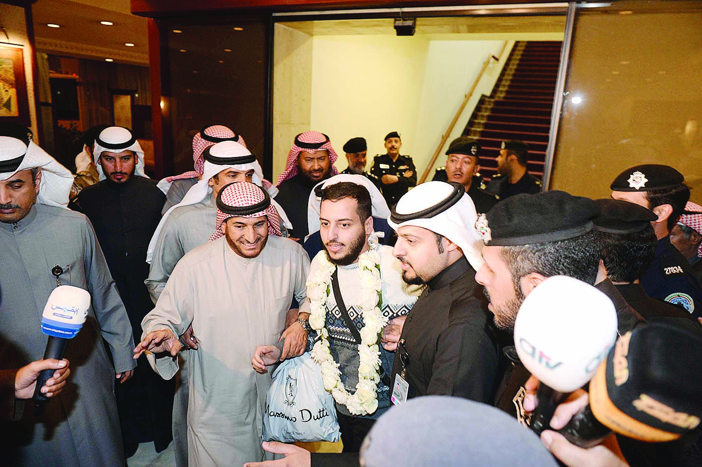 فالح بين ذويه لدى وصوله الكويت أمس   	  (تصوير زكريا عطية)