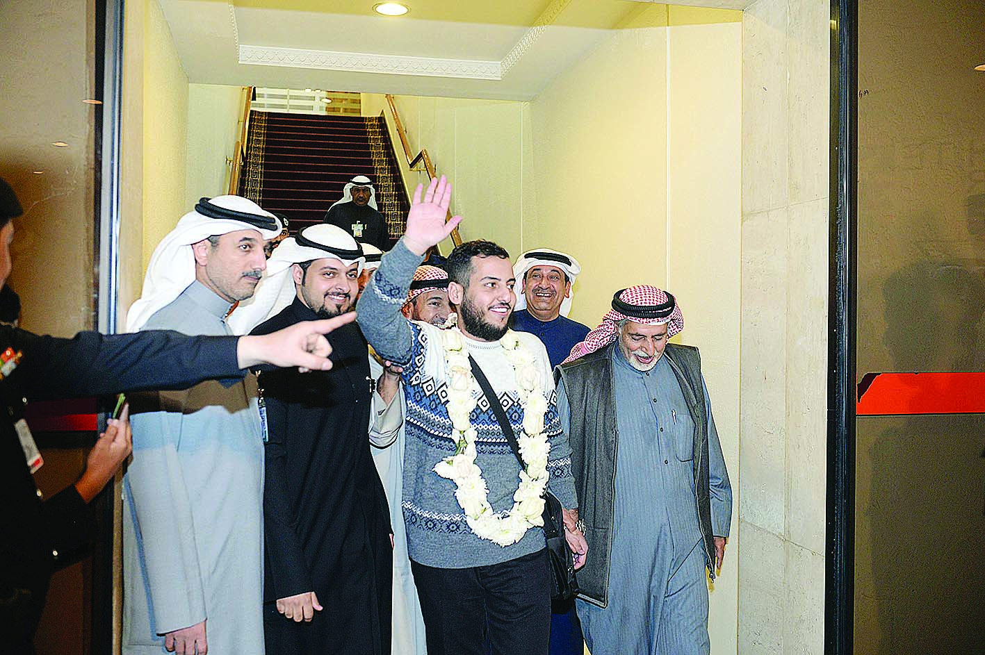 العازمي يحيي مستقبليه وقد طوق الورد عنقه