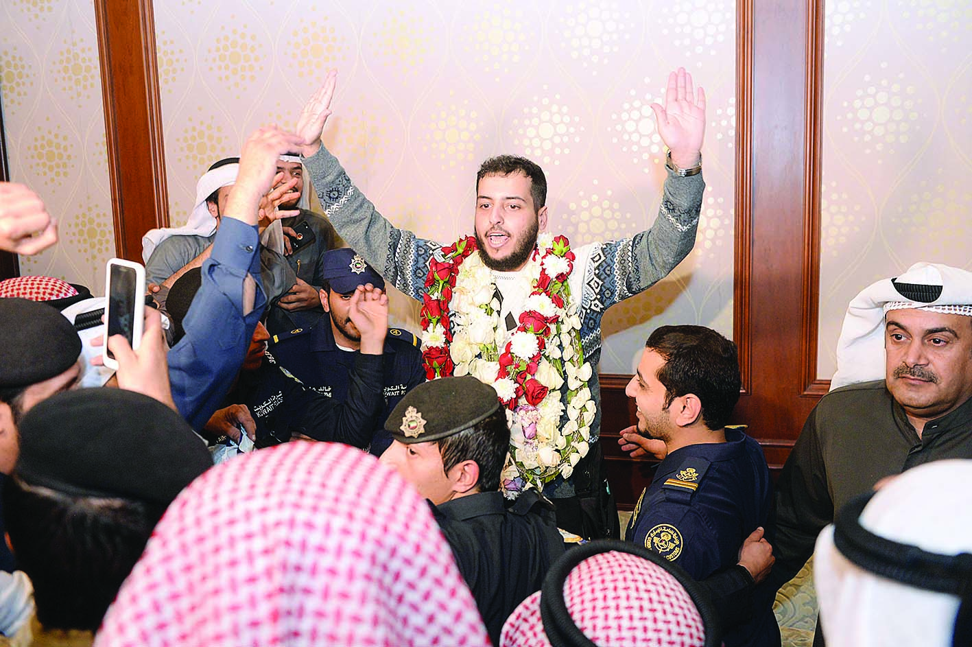 ... ومحمولاً على الأكتاف فرحاً بإطلاق سراحه 