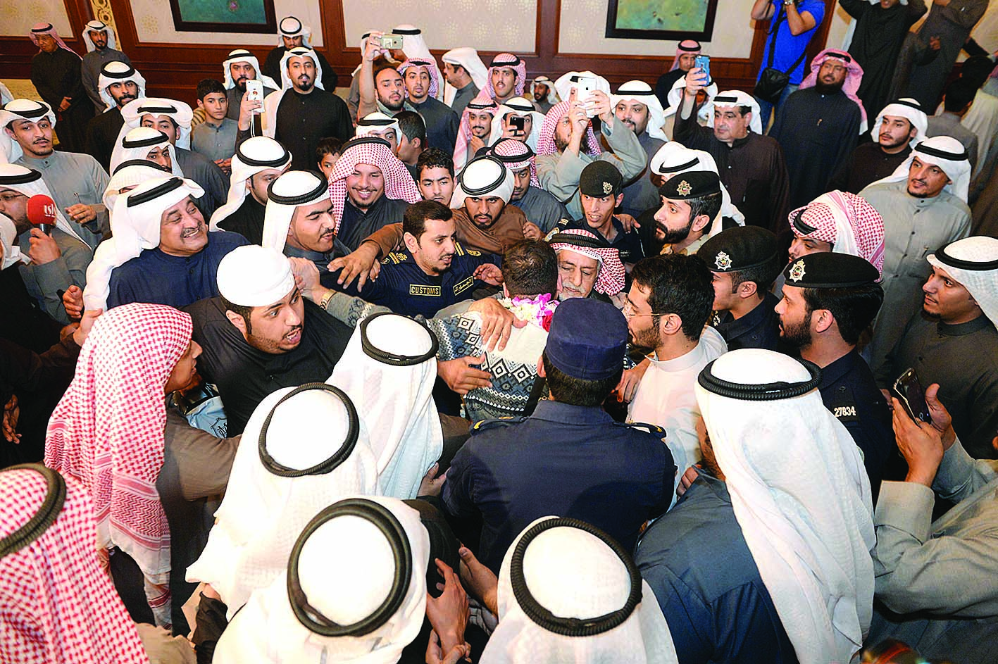 ذوو العازمي يستقبلونه بحفاوة