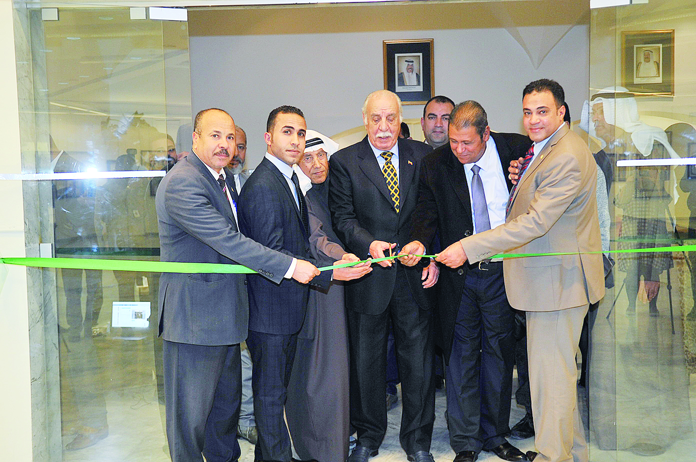 محمد السنعوسي يفتتح المعرض