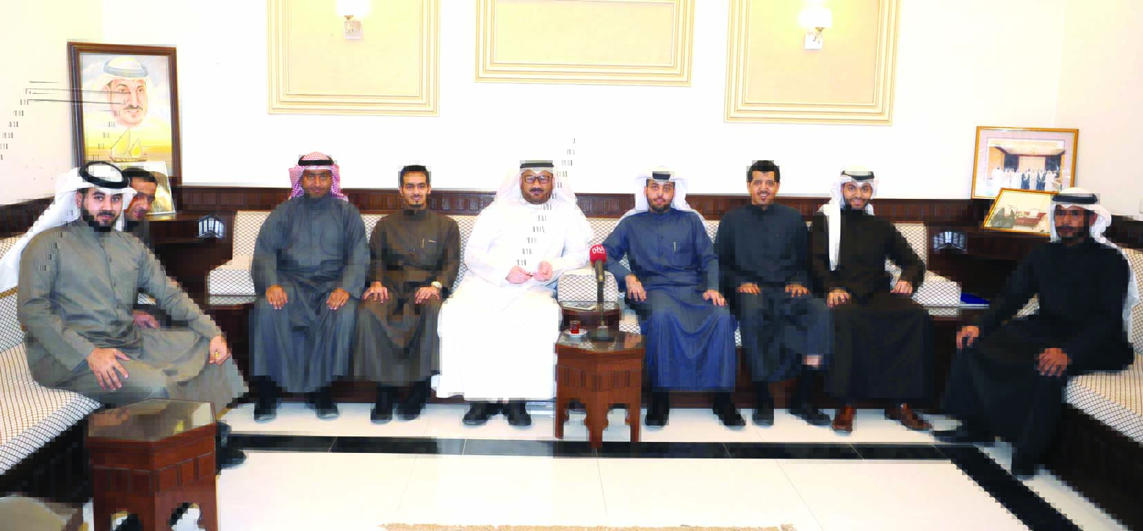 بويمعه والزميل ناصر الفرحان يتوسطان المهنئين بعودته	(تصوير طارق عزالدين)