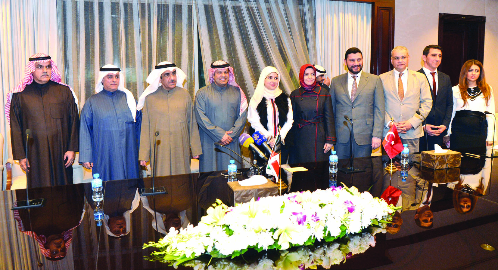 صورة جماعية لمسؤولي الإسكان وبنك الائتمان والسفارة التركية     	  (تصوير نايف العقلة)