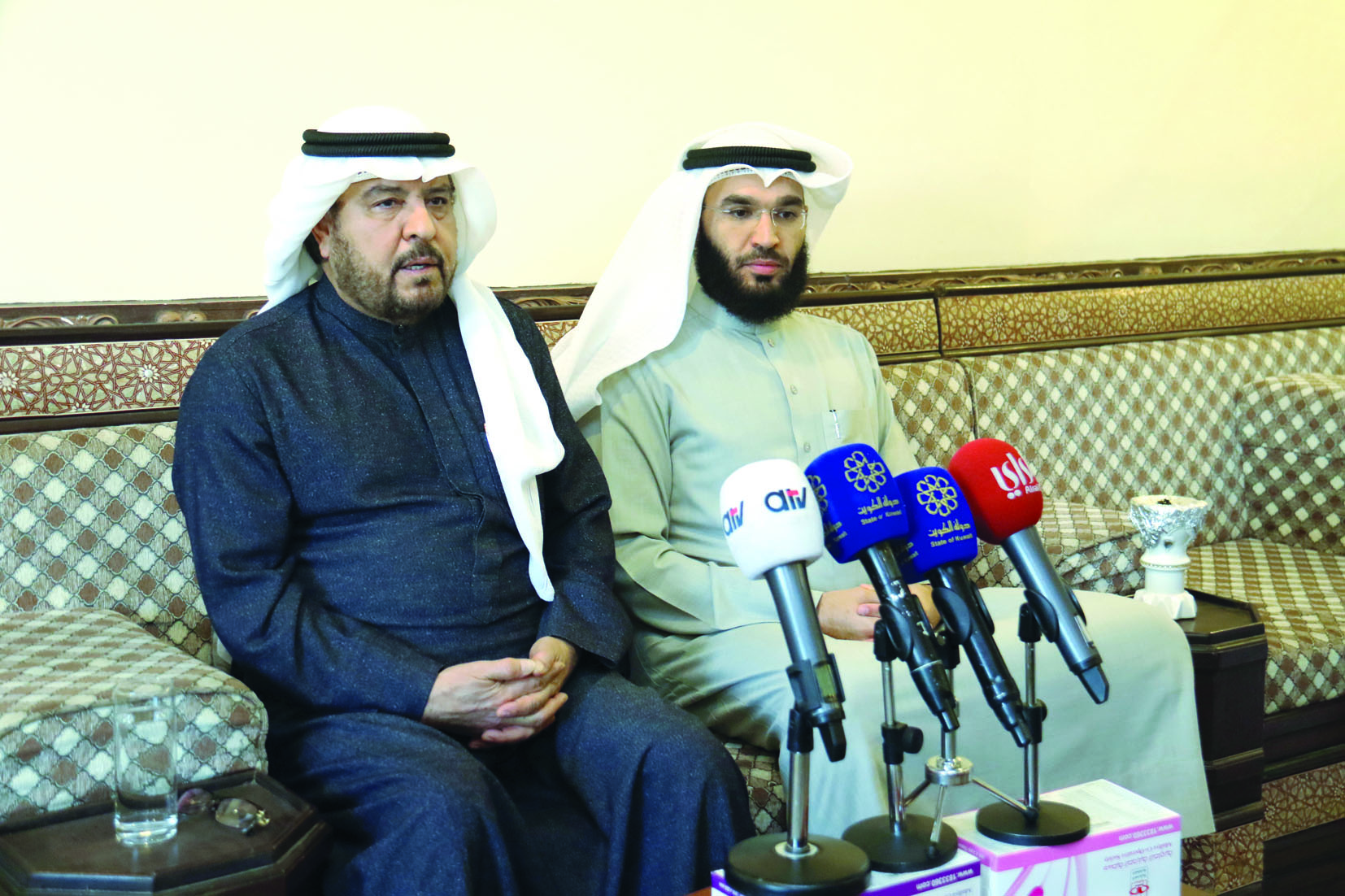 u0627u0644u0639u0648u0646 u0648u0627u0644u0628u0639u064au062cu0627u0646 u0641u064a u0627u0644u0645u0624u062au0645u0631 u0627u0644u0635u062du0627u0641u064a          t   (u062au0635u0648u064au0631 u0628u0633u0627u0645 u0632u064au062fu0627u0646)