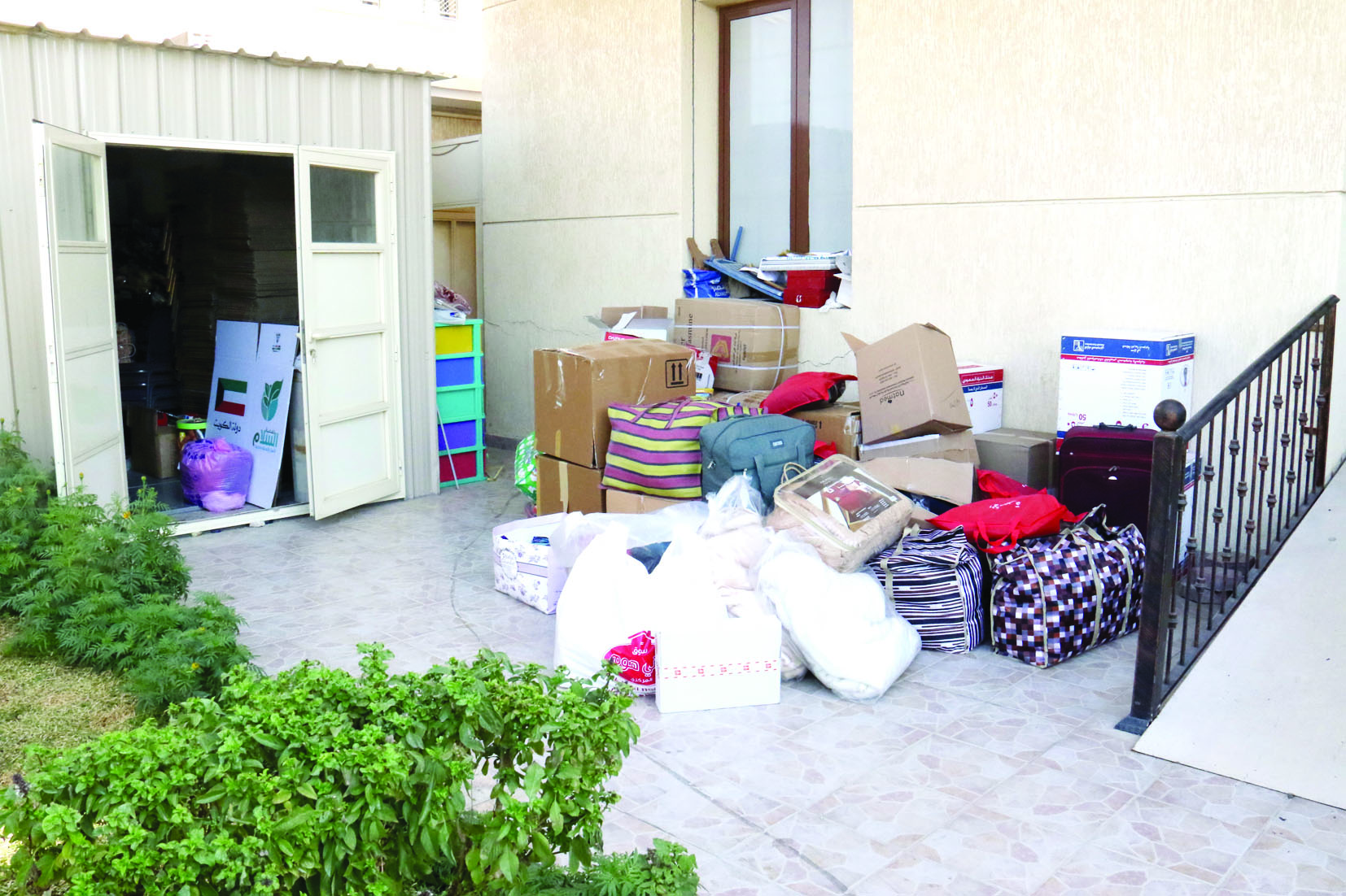 جانب من التبرعات العينية التي وصلت الجمعية