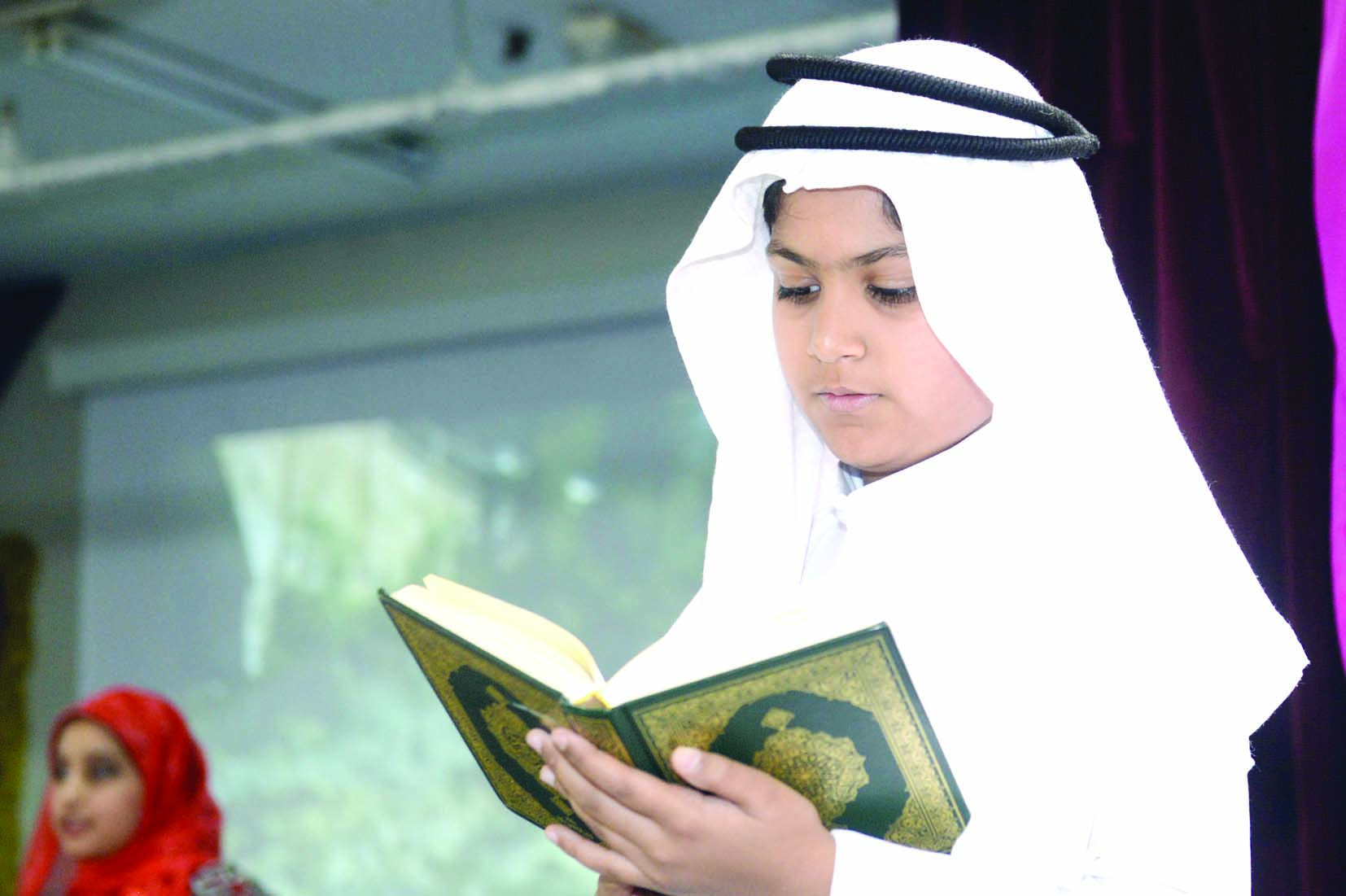 طفل يقرأ القرآن 