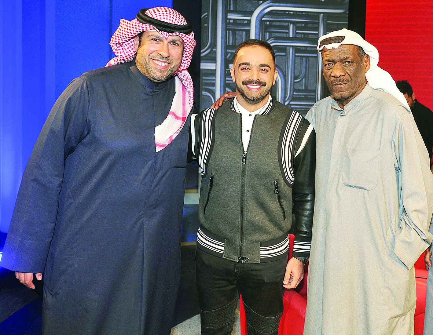 حمد متوسطاً ضيفه الملا والمخرج علي حسن