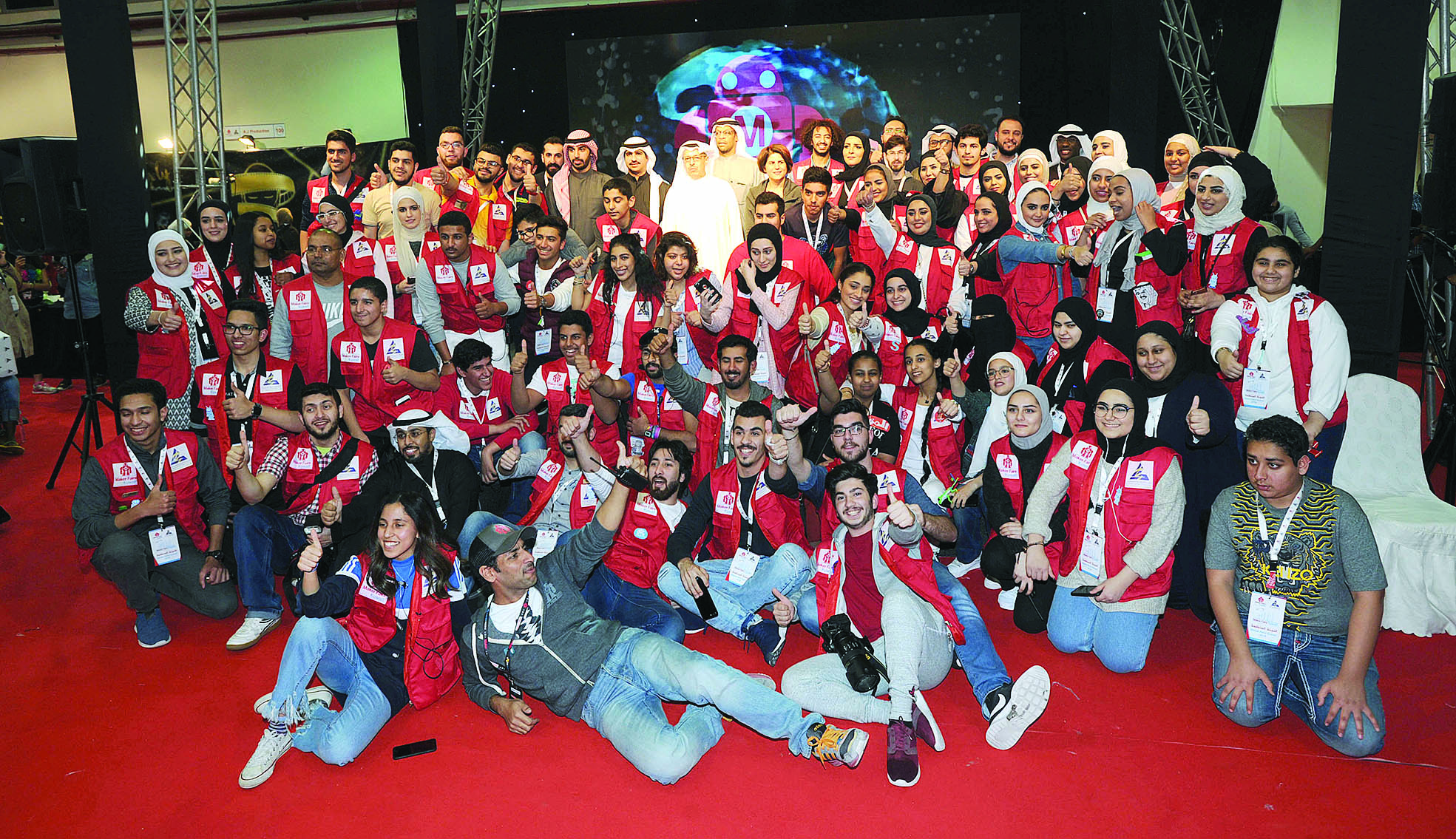 أصحاب المشاريع الفائزة وفريق الشركة