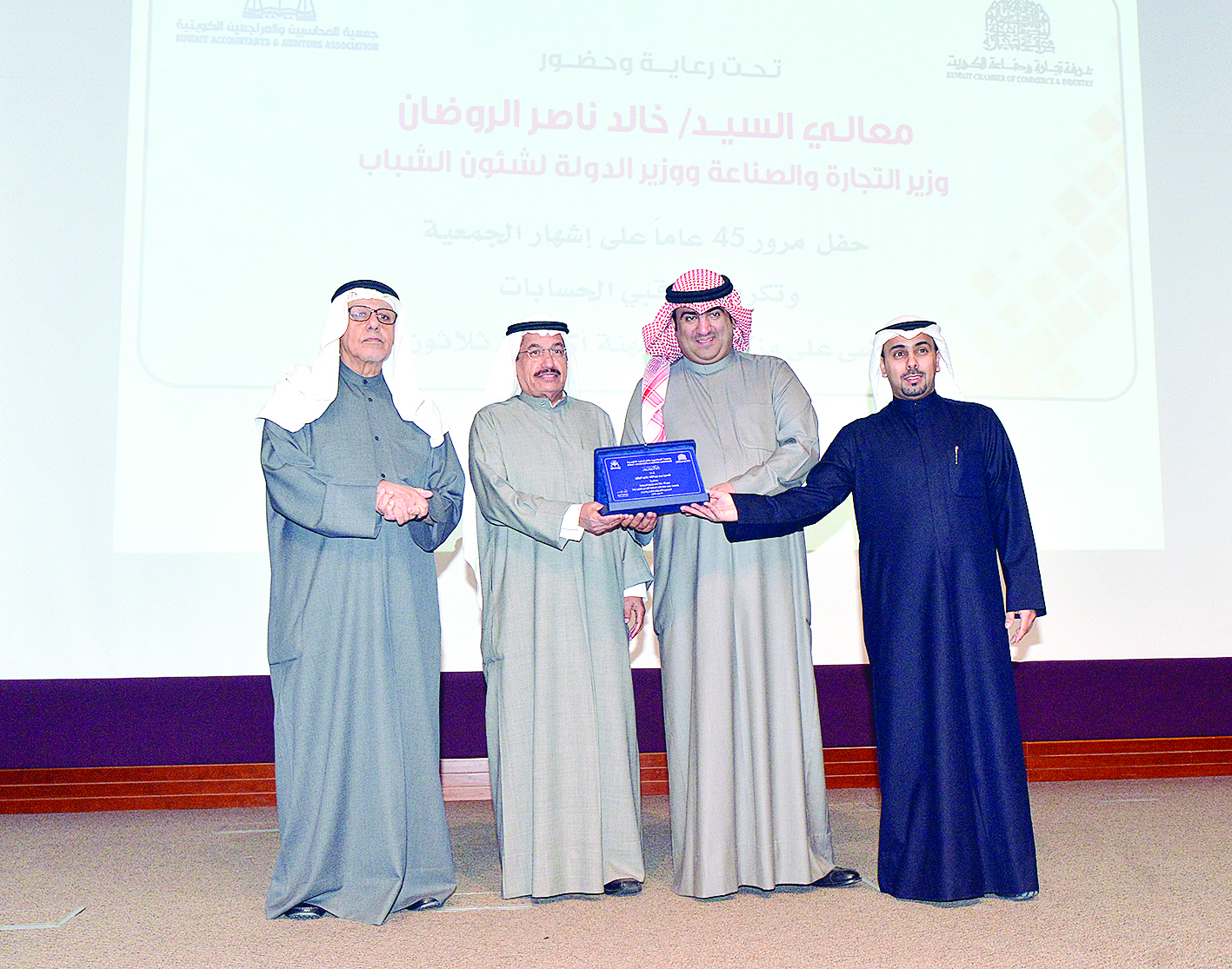 الوزير مكرّماً بدر الوزان 