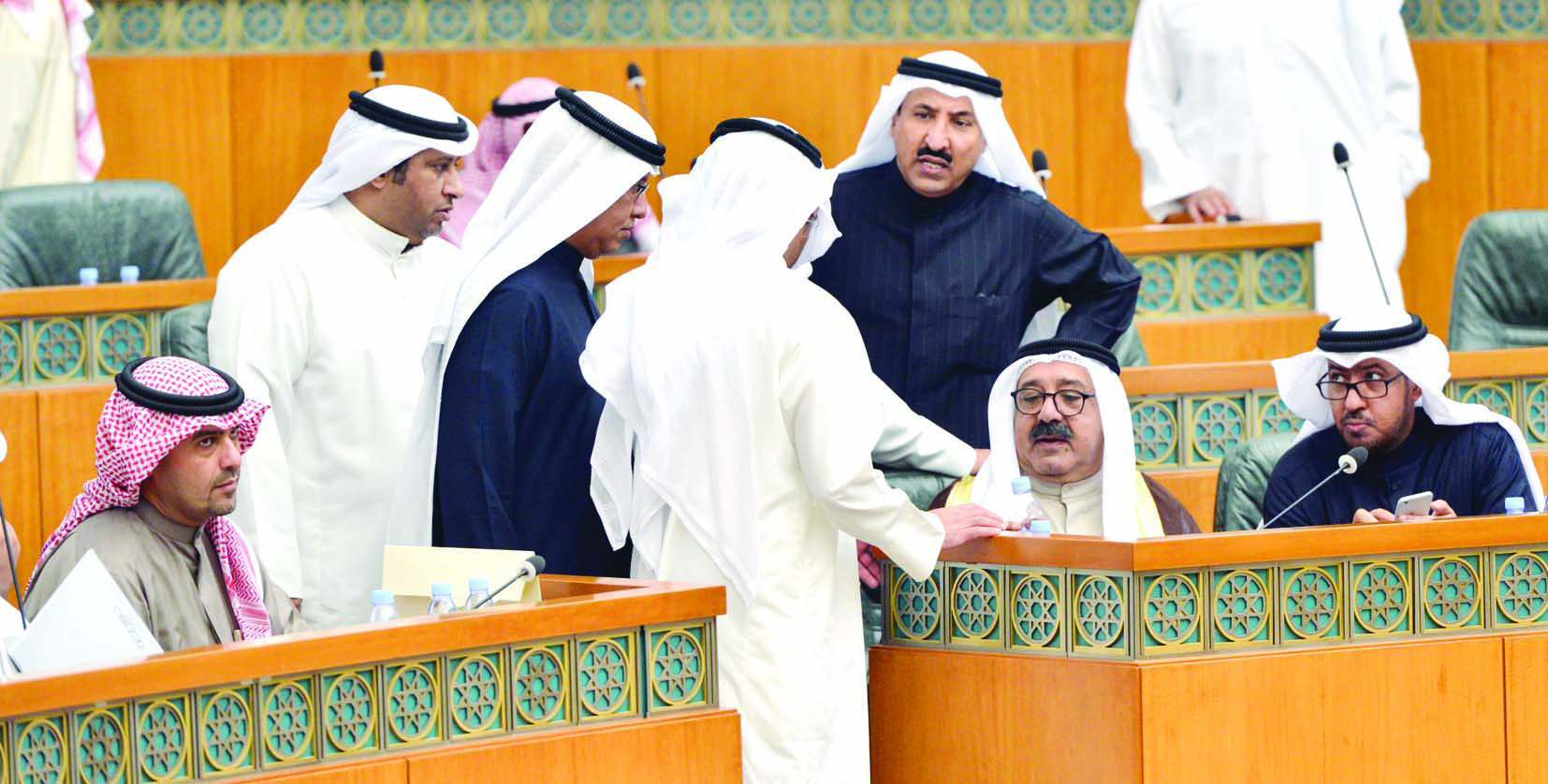 نواب يناقشون ناصر الصباح في قانون الجيش