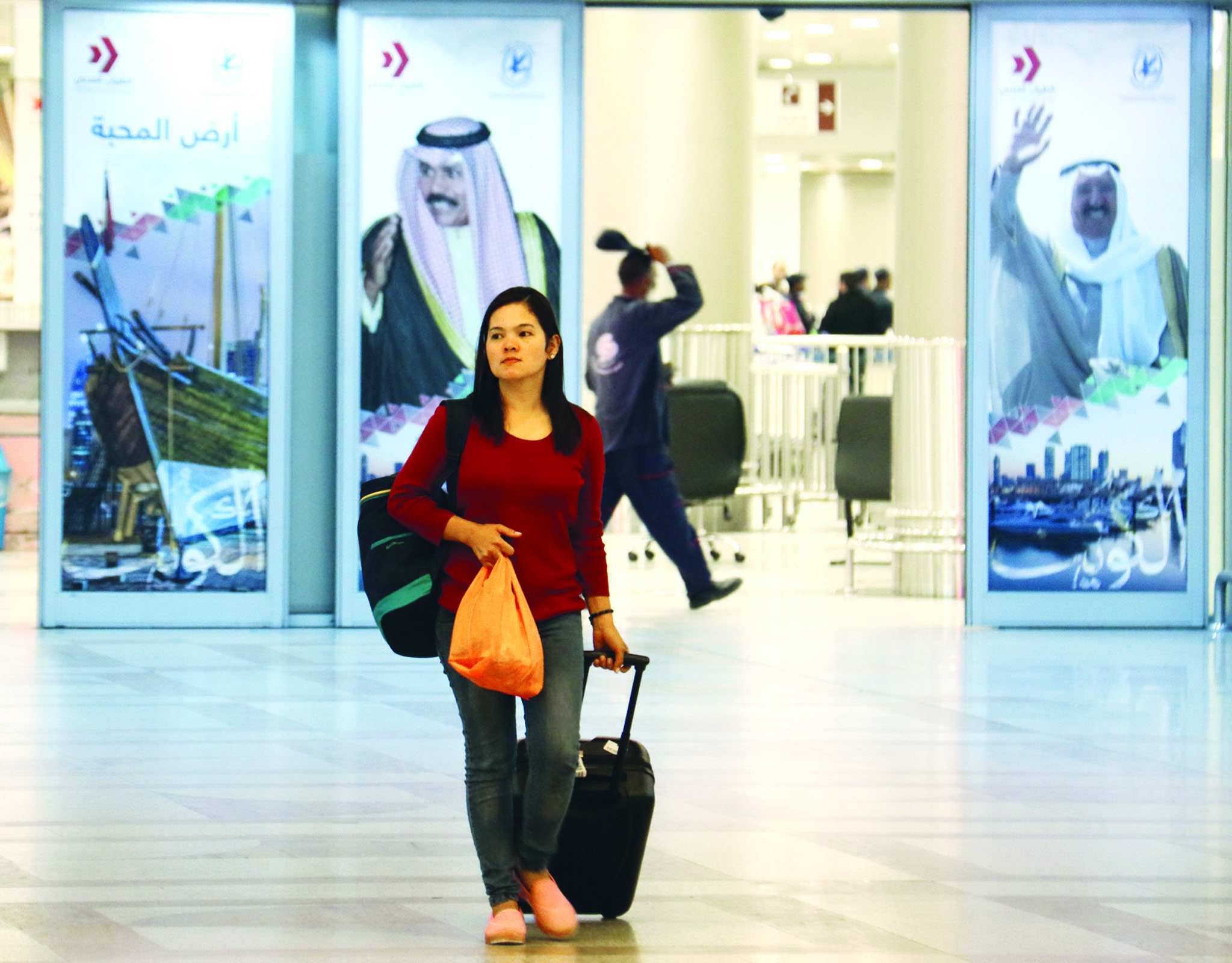 فيلبينية لدى وصولها المطار امس 		(تصوير بسام زيدان)