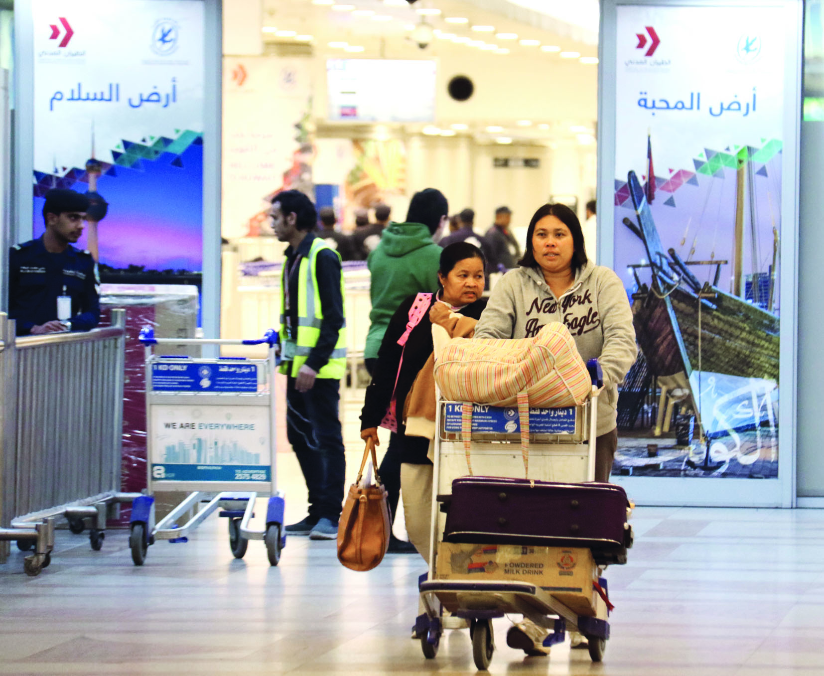 الفيلبينيات تحدين الحظر وعدن إلى الكويت 	(تصوير بسام زيدان)