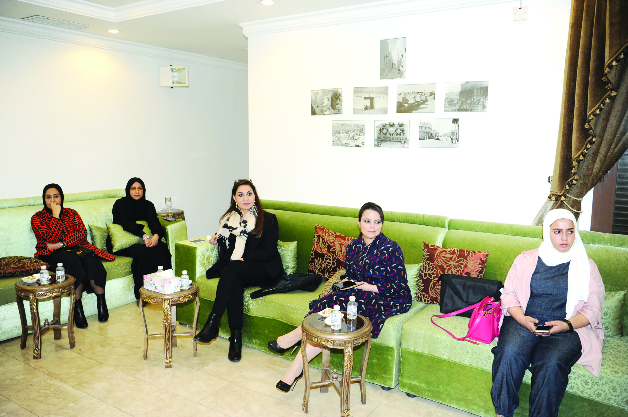 سيدات حضرن الندوة