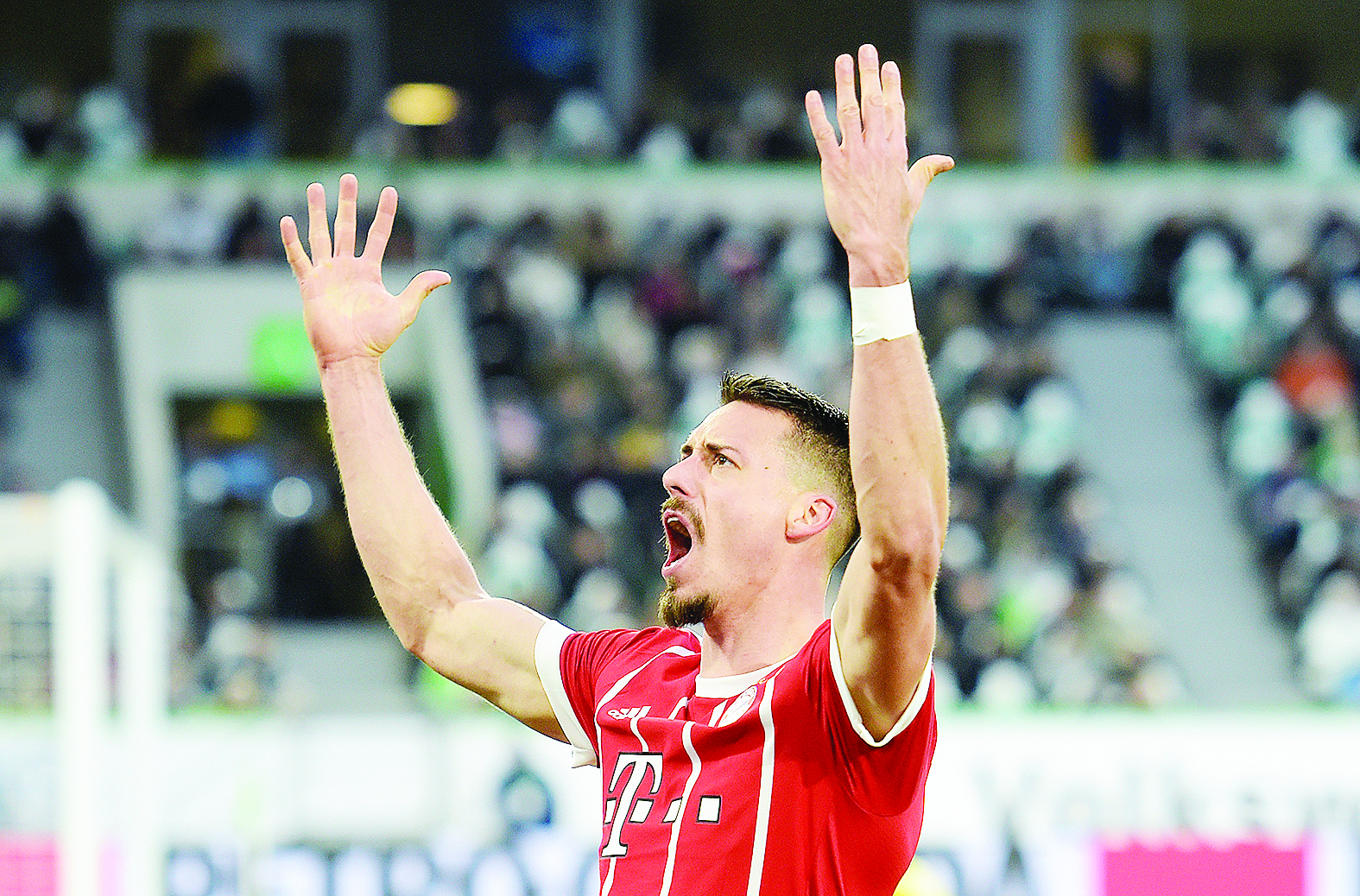 لاعب بايرن ميونيخ فاغنر محتفلاً بهدفه في مرمى فولفسبورغ                    (أ ف ب) 