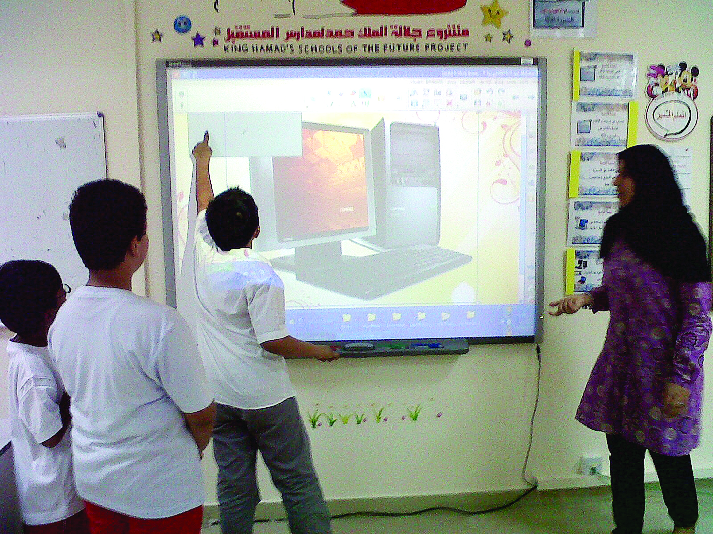 تفاعل الطلاب مع السبورة الذكية 