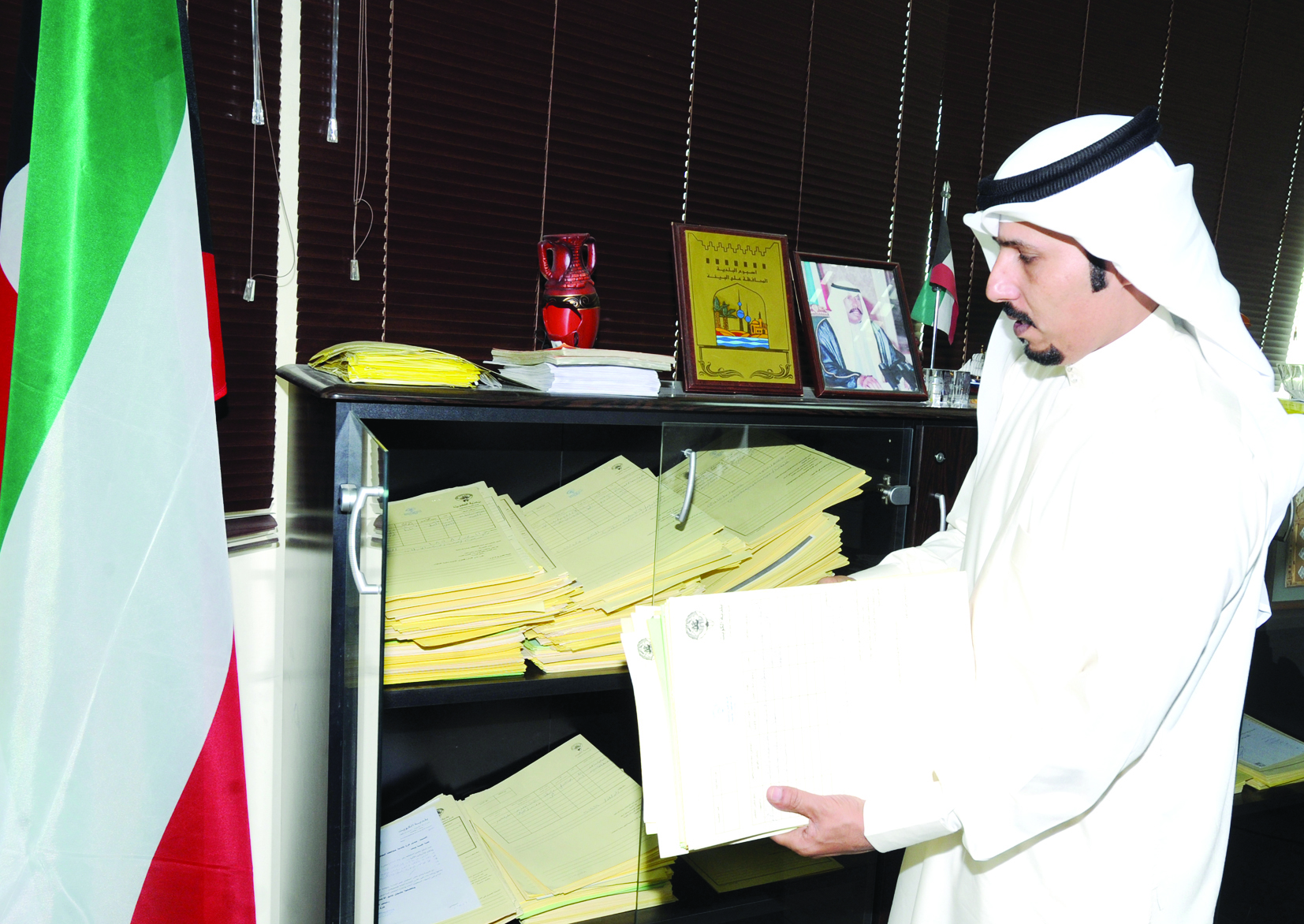 العنزي يستعرض ملفات عن إنجازات بلدية العاصمة