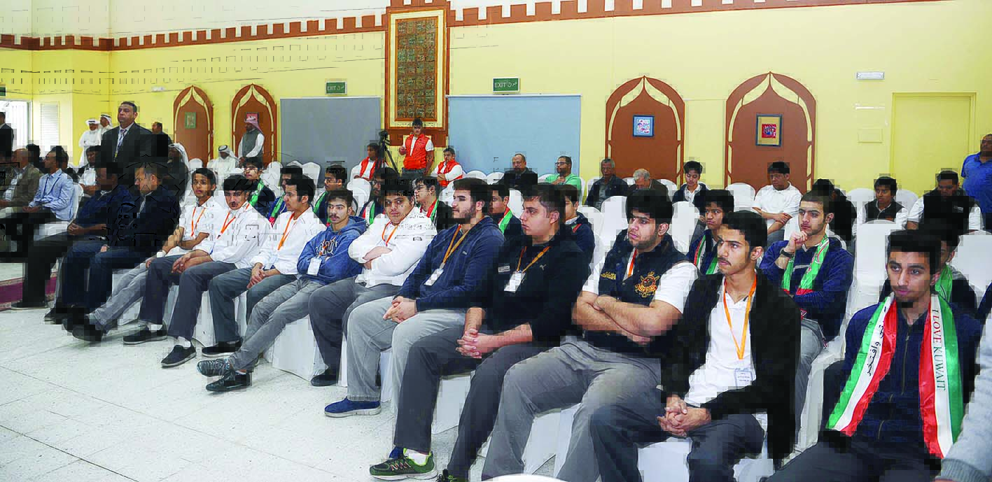 جانب من الطلبة يتابعون الحوار 