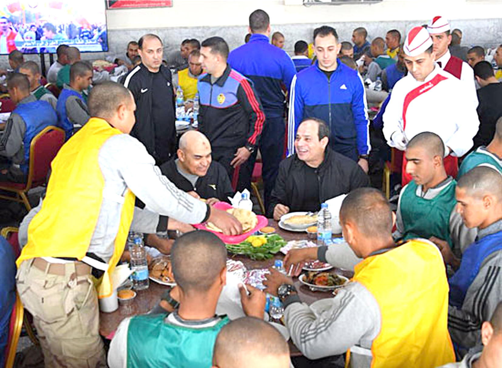 u0627u0644u0633u064au0633u064a u064au062au0646u0627u0648u0644 u0637u0639u0627u0645 u0627u0644u0625u0641u0637u0627u0631 u0645u0639 u0637u0644u0627u0628 u0627u0644u0643u0644u064au0629 u0627u0644u062du0631u0628u064au0629 u0641u064a u0636u0627u062du064au0629 u0645u0635u0631 u0627u0644u062cu062fu064au062fu0629