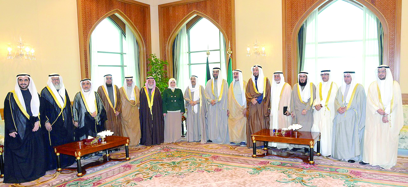 صاحب السمو متوسطاً الصبيح ورؤساء الجمعيات الخيرية 