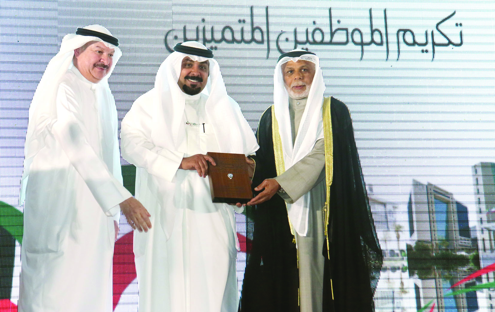 المطاوعة يكرم أحد الموظفين المميزين