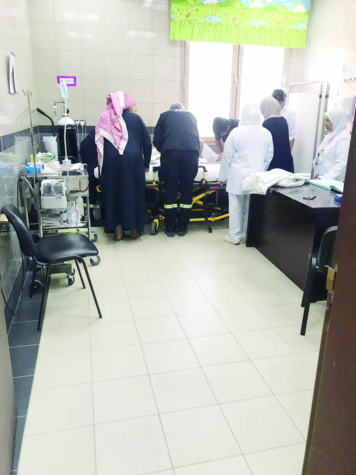 علاج أحد المصابين في مستوصف صباح الأحمد  