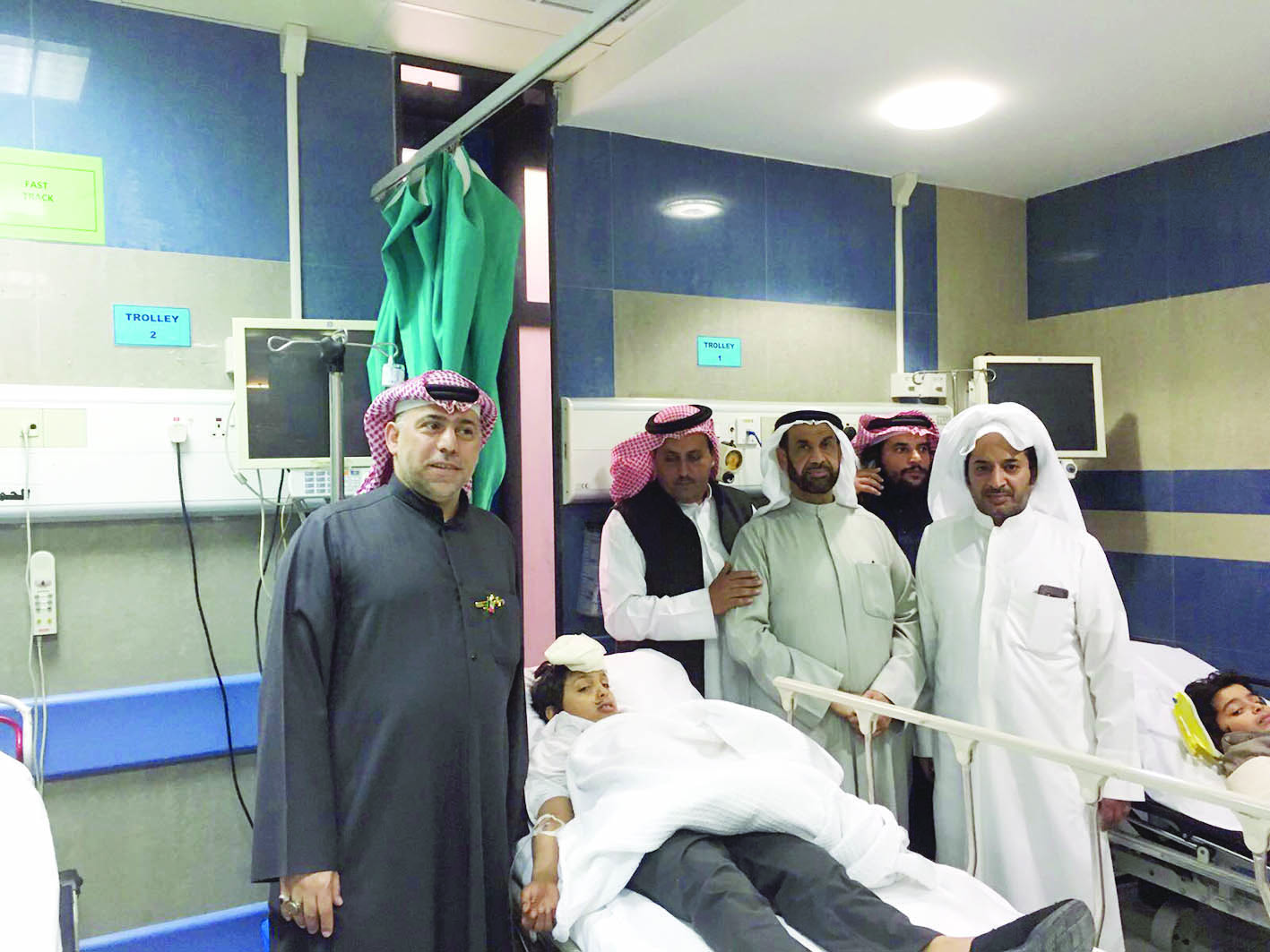 العومي مطمئناً على الطالب المصاب في مستشفى العدان 