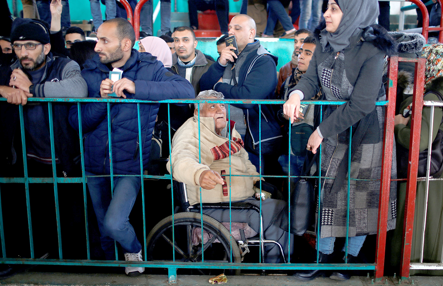  u0641u0644u0633u0637u064au0646u064au0648u0646 u064au0646u062au0638u0631u0648u0646 u0639u0646u062f u0645u0639u0628u0631 u0631u0641u062d u0627u0644u062du0635u0648u0644 u0639u0644u0649 u062au0635u0627u0631u064au062d u0644u0644u0633u0641u0631 u0625u0644u0649 u0645u0635u0631 t(u0631u0648u064au062au0631u0632)